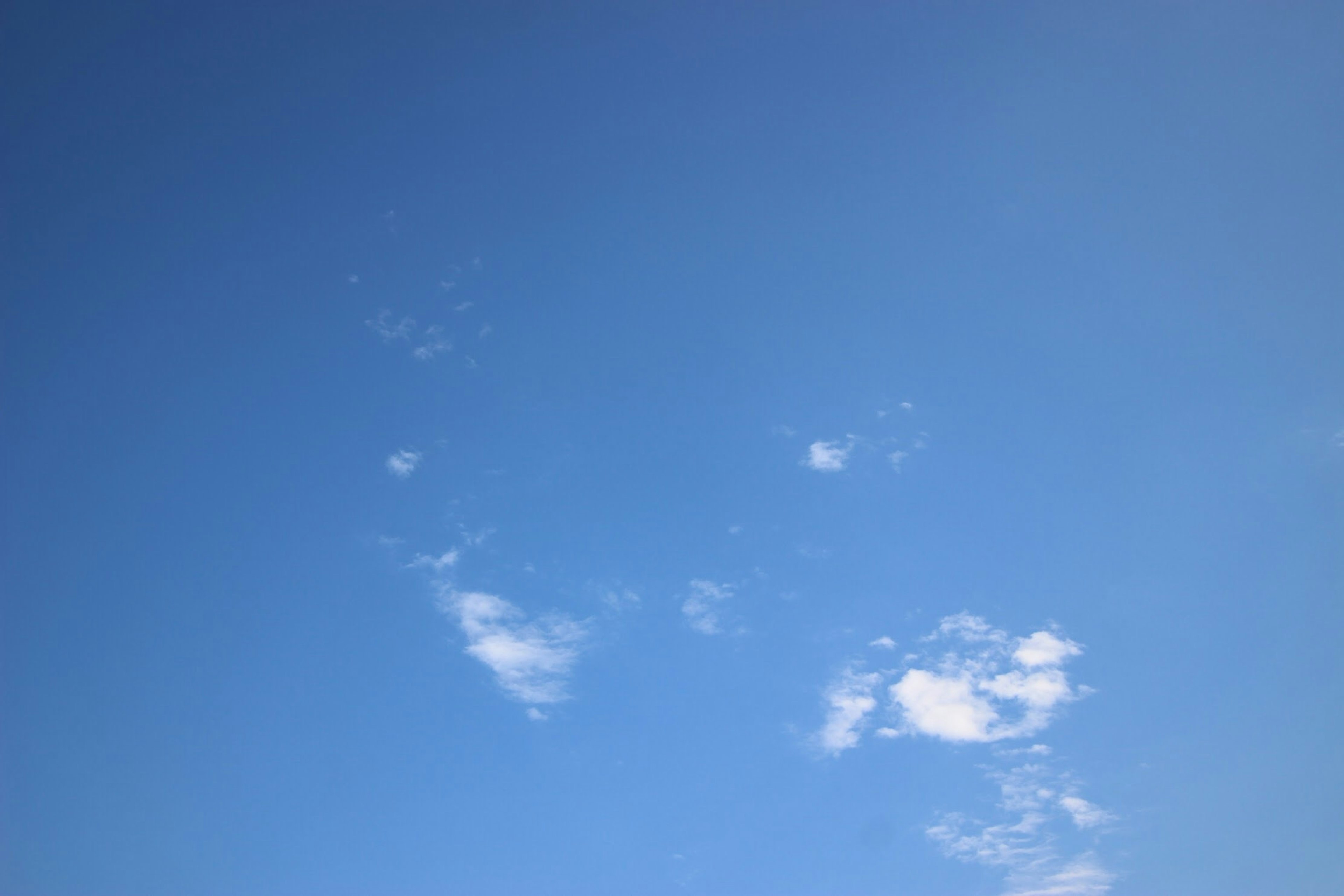 Langit biru cerah dengan awan putih