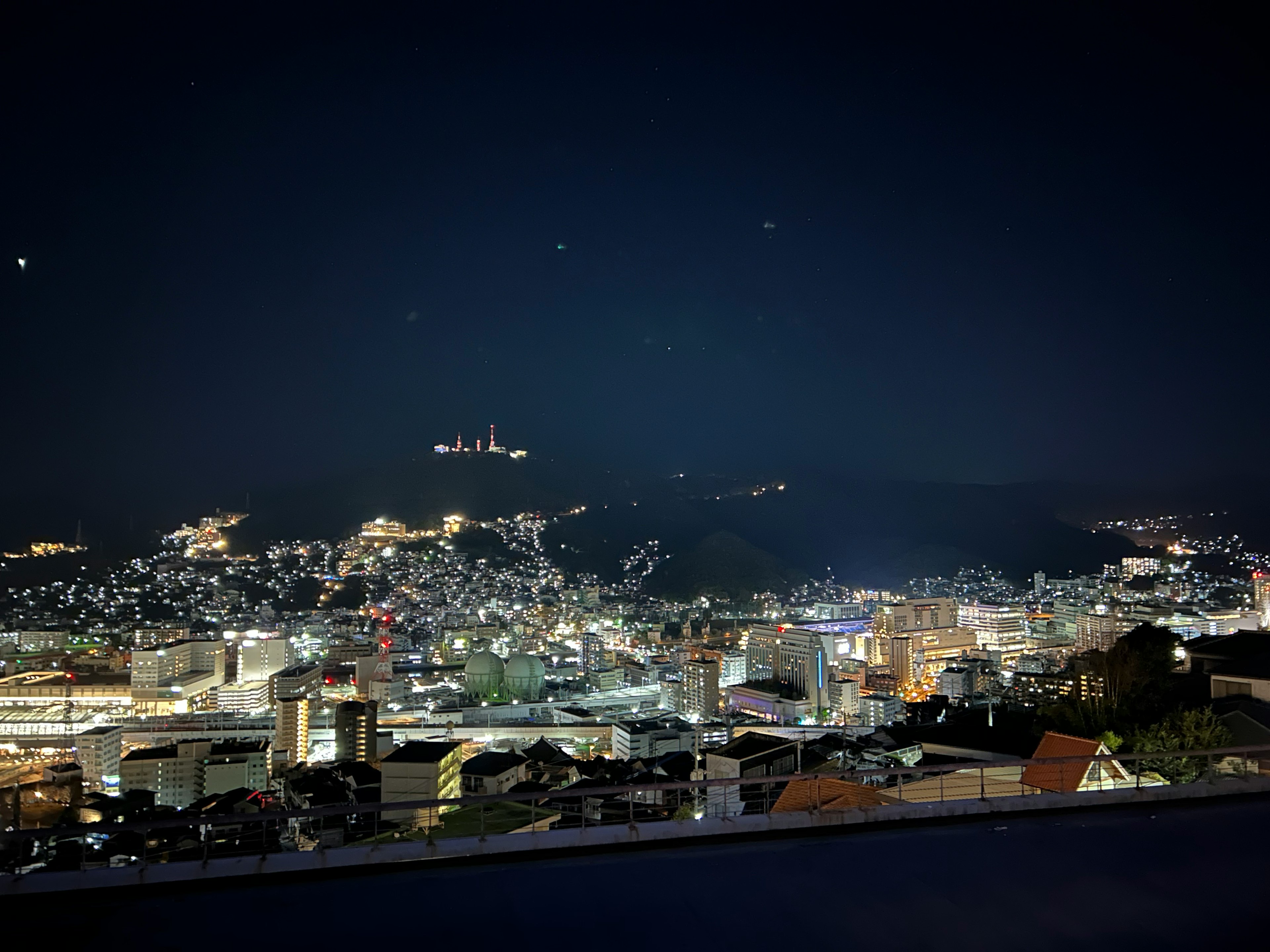 夜景の都市風景 明るい街灯と建物が広がる