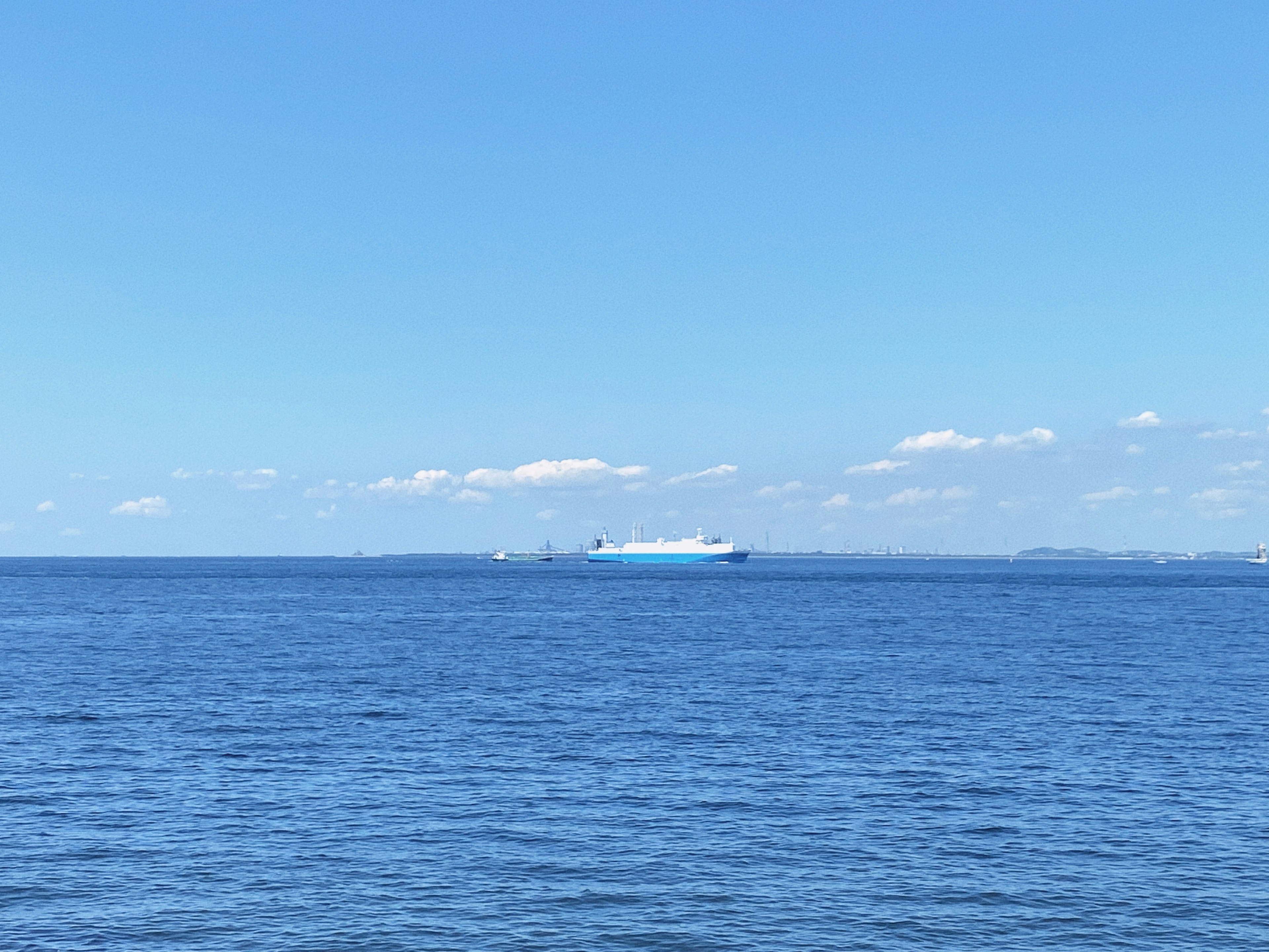 Ein Schiff, das auf einem blauen Meer unter einem klaren Himmel schwimmt