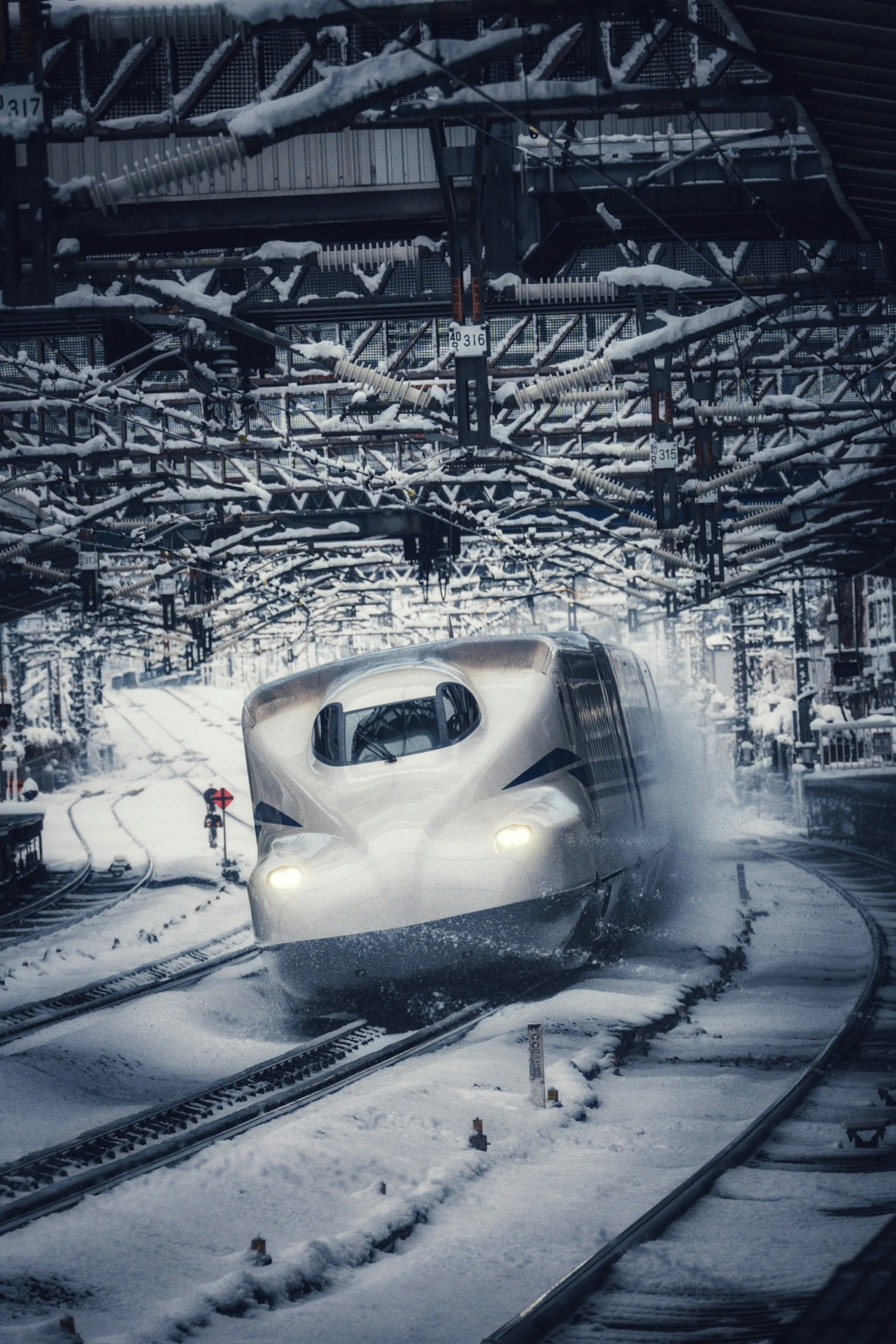 Nahaufnahme eines Shinkansen-Zuges, der durch Schnee fährt