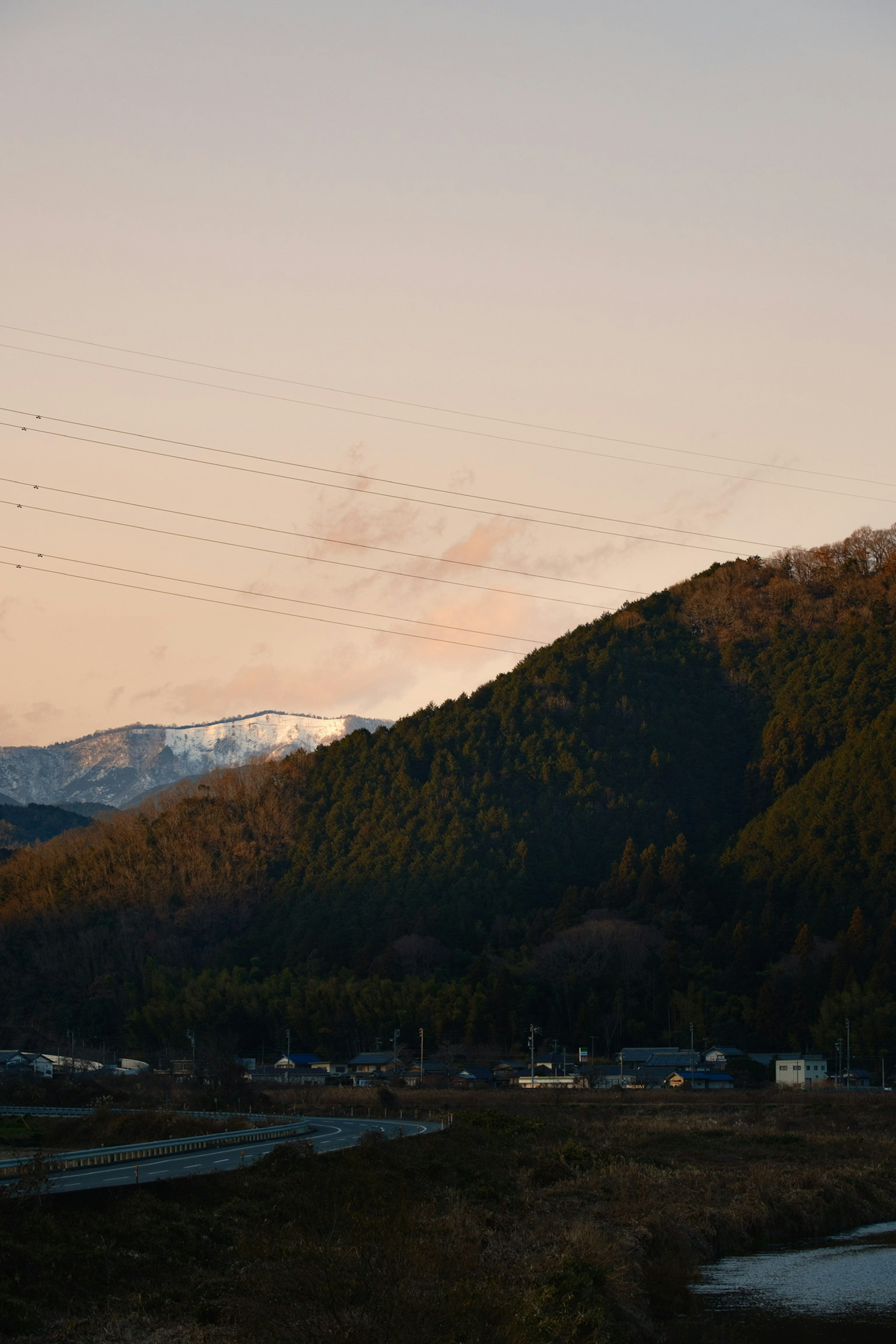 夕暮れの山と村の風景