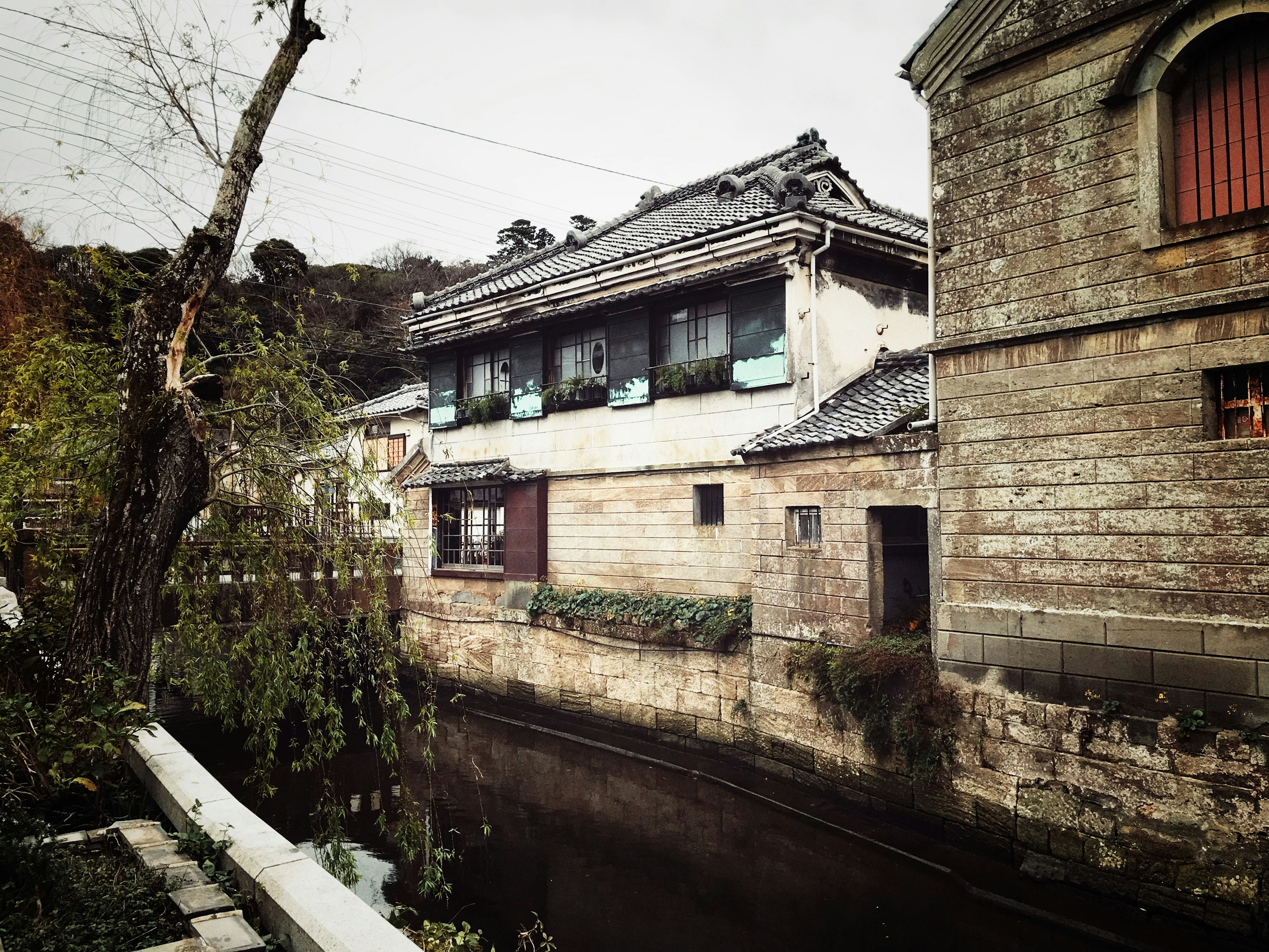 Altes japanisches Haus am Kanal