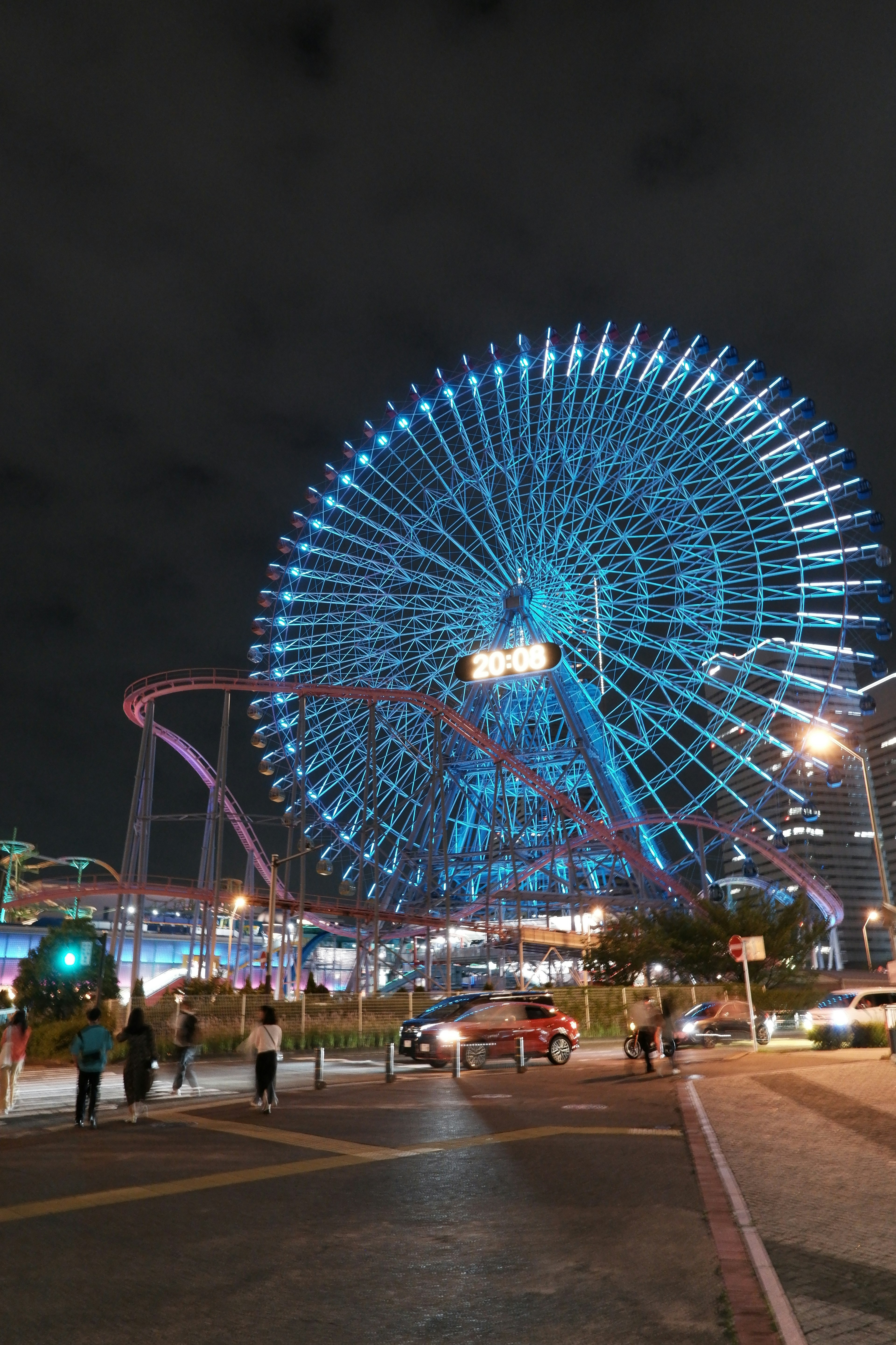 Ein lebendiges Riesenrad, das nachts mit bunten Lichtern beleuchtet ist