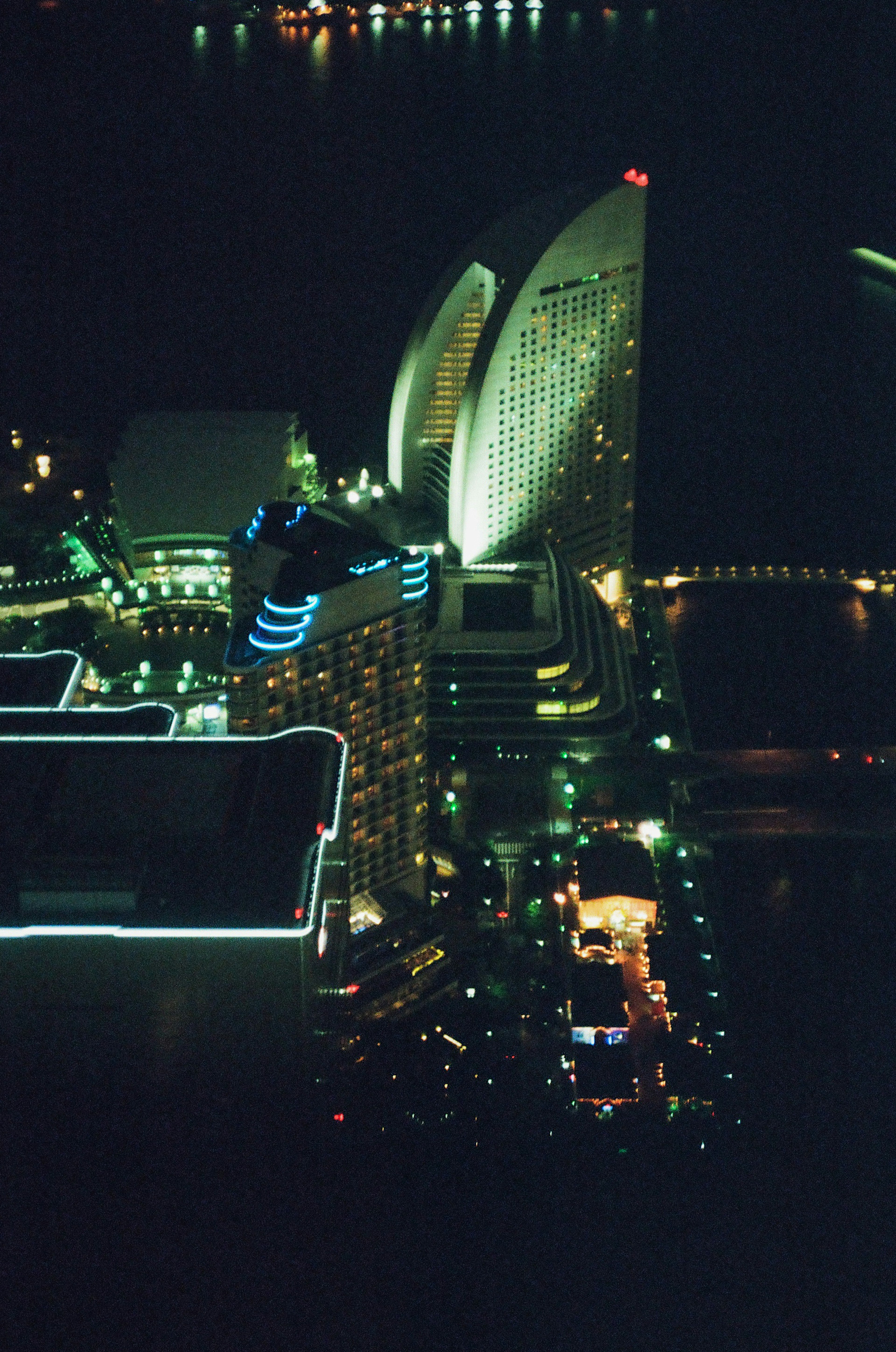 夜景の都市景観高層ビルと光る建物