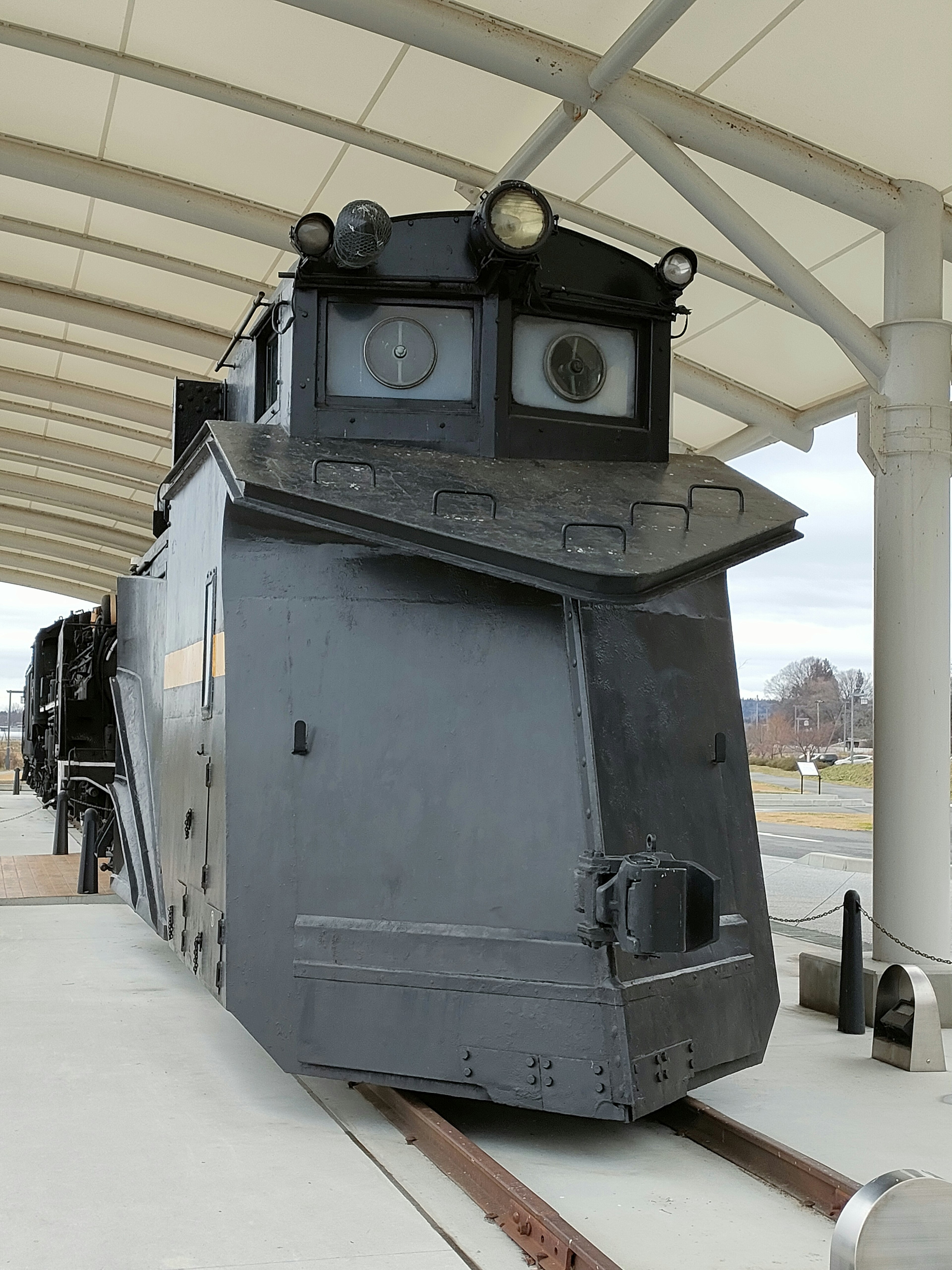 Vista frontale di una locomotiva nera vintage su una banchina della stazione