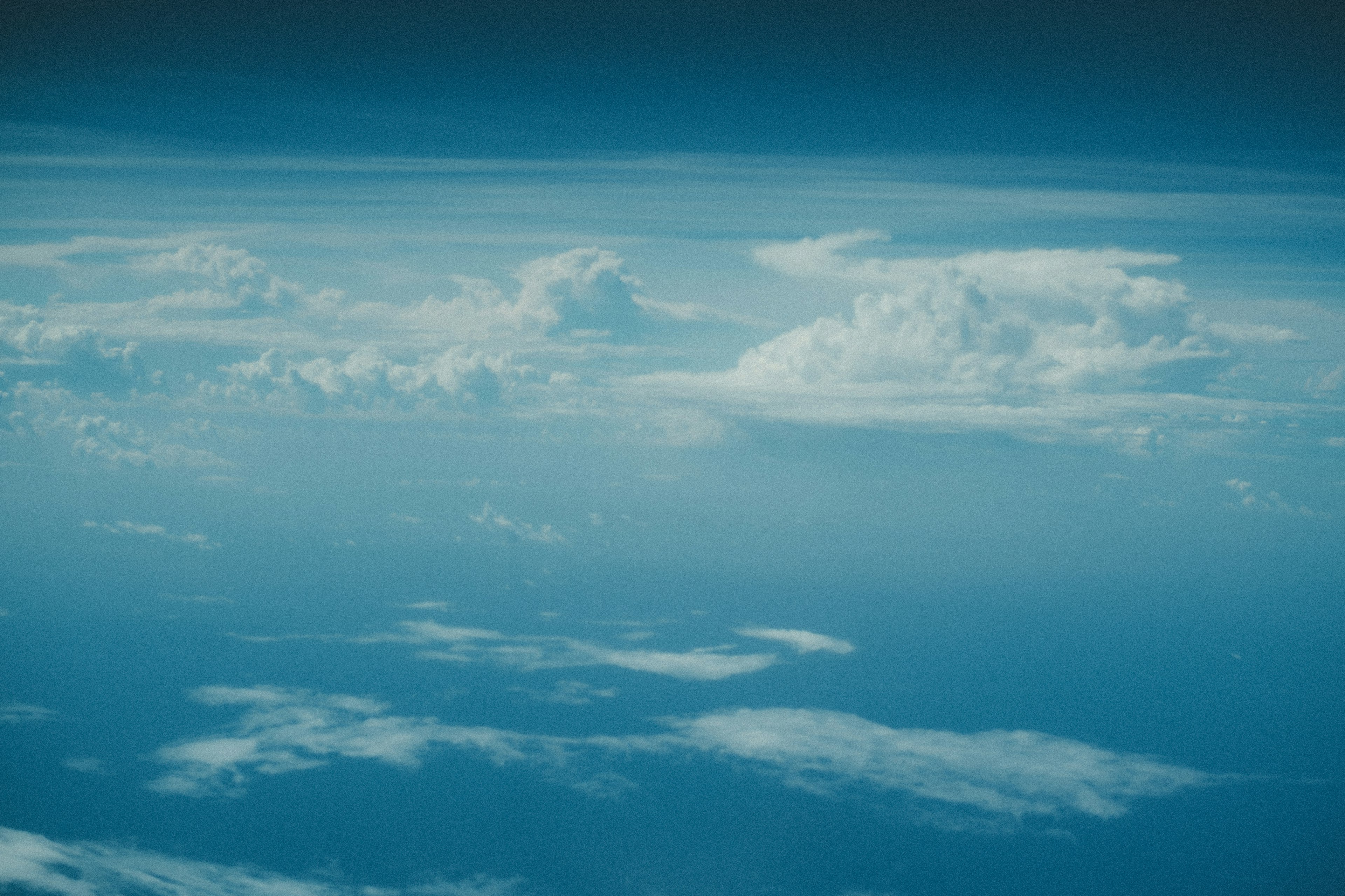 Pemandangan awan putih di langit biru