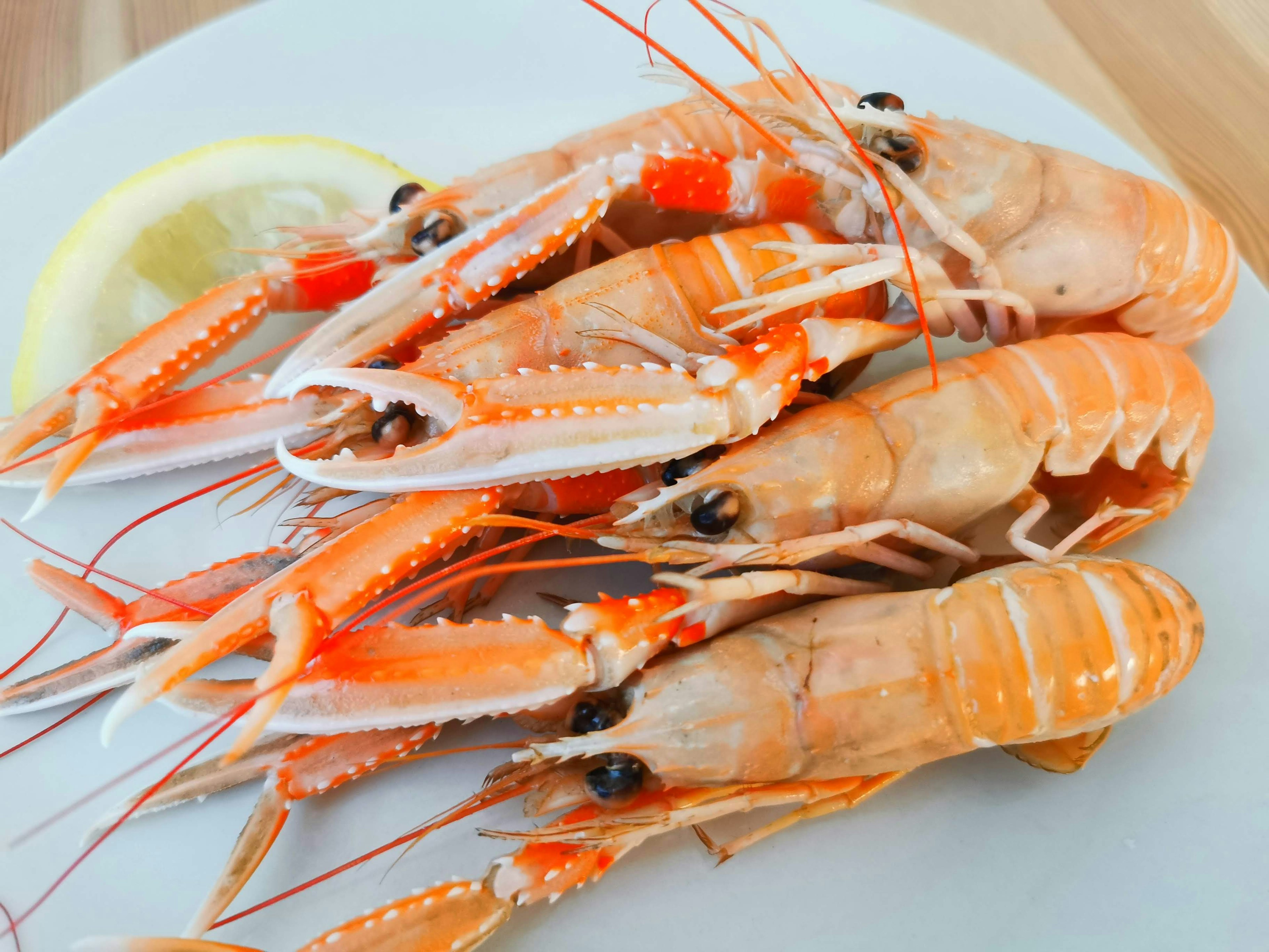 Camarones dispuestos en un plato con una rodaja de limón