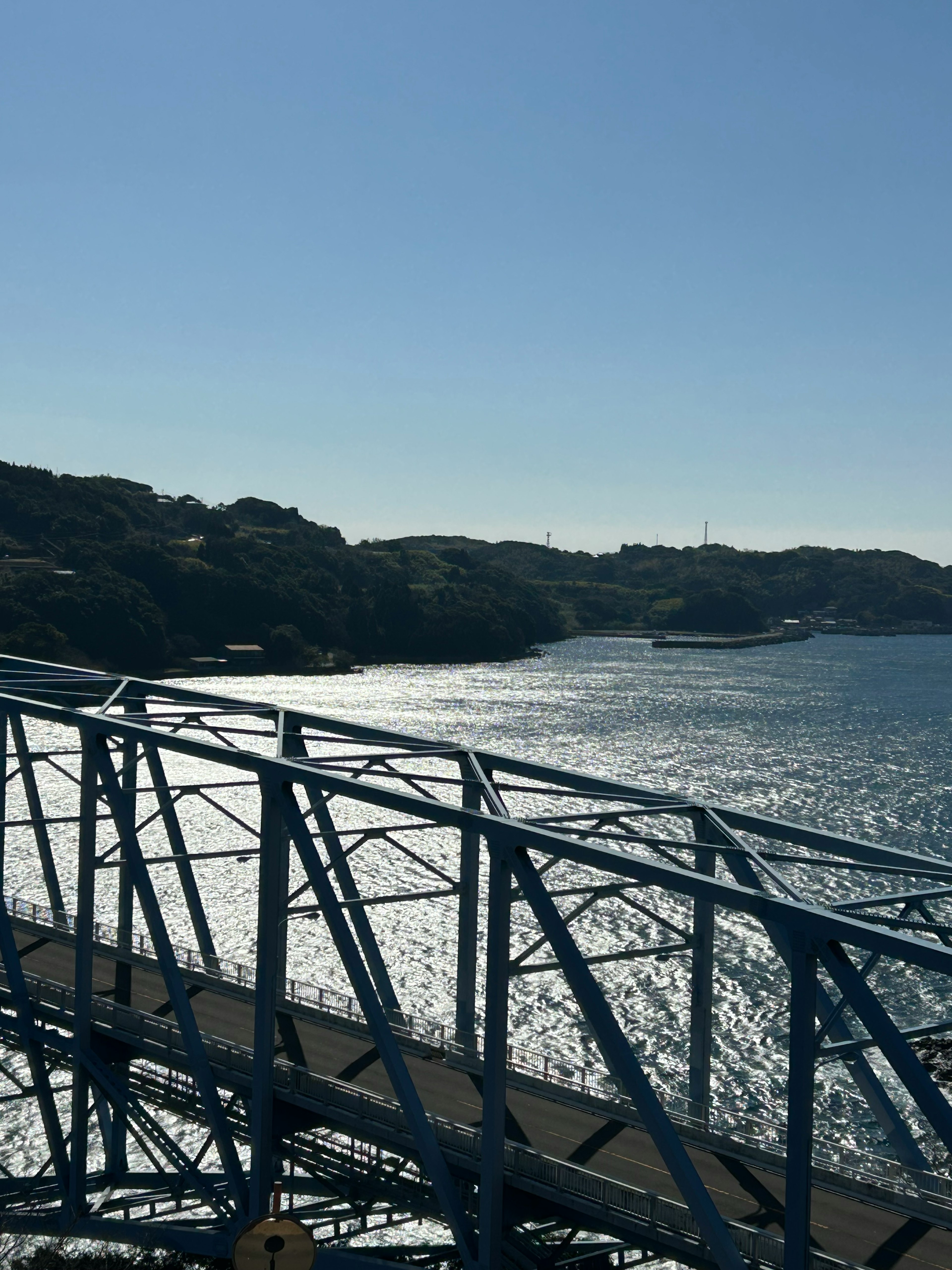 Eine blaue Brücke mit Blick auf das Meer