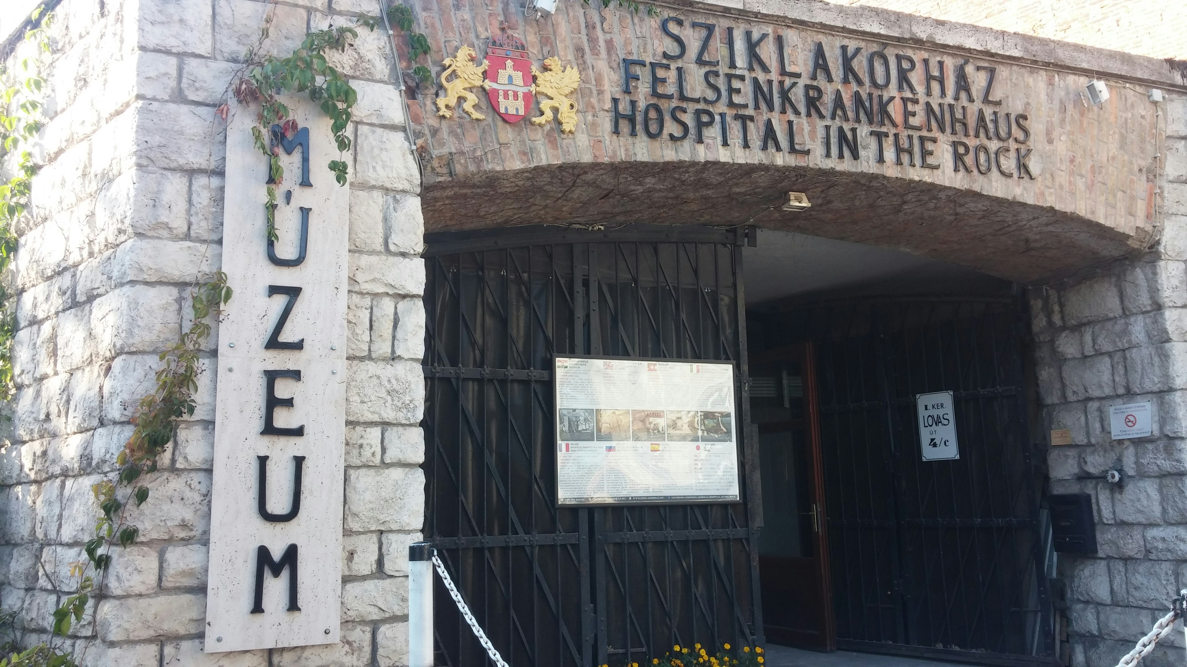 Entrada del hospital Sziklakórház en la roca con letrero de museo