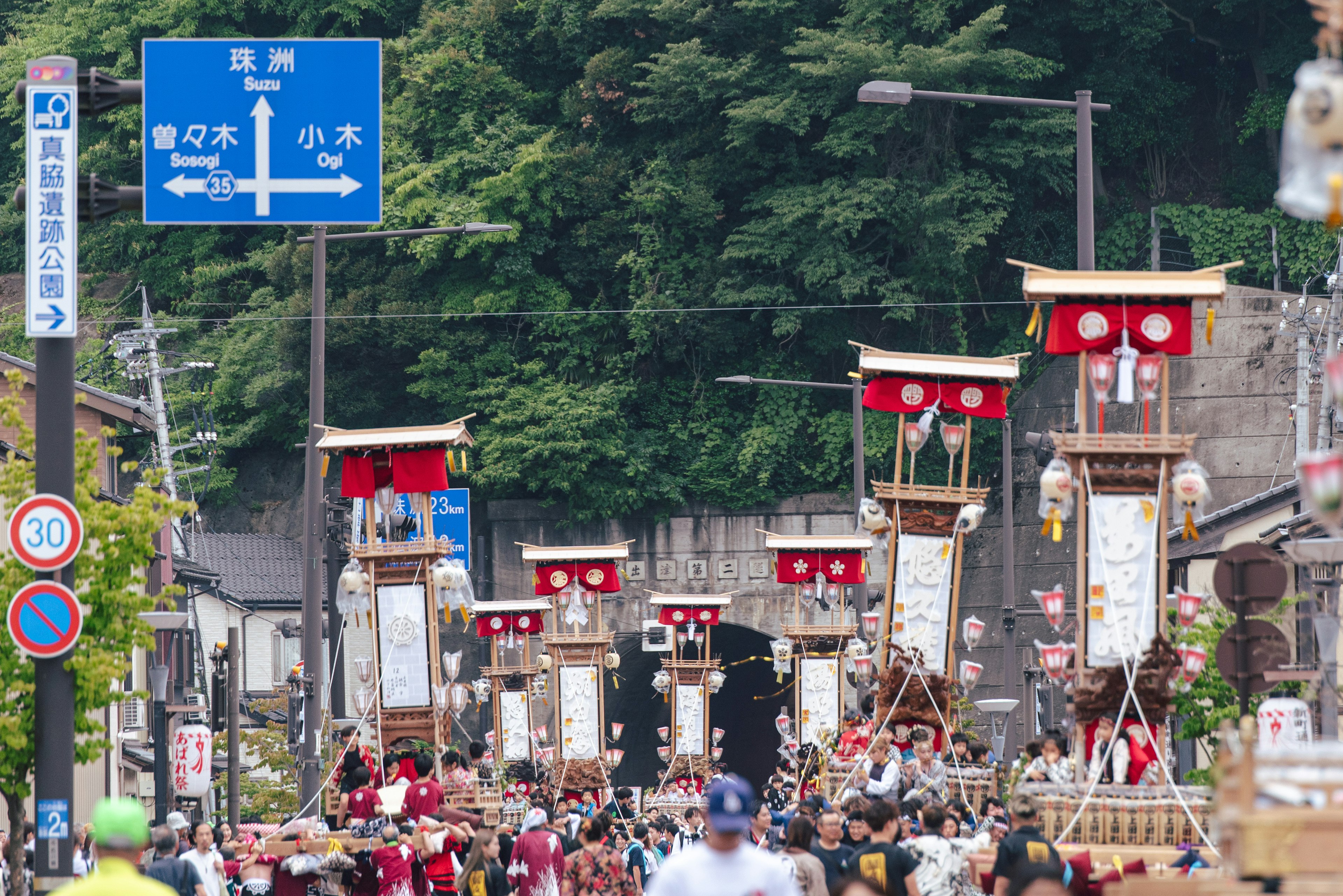 Desfile de festival japonés con carrozas y participantes