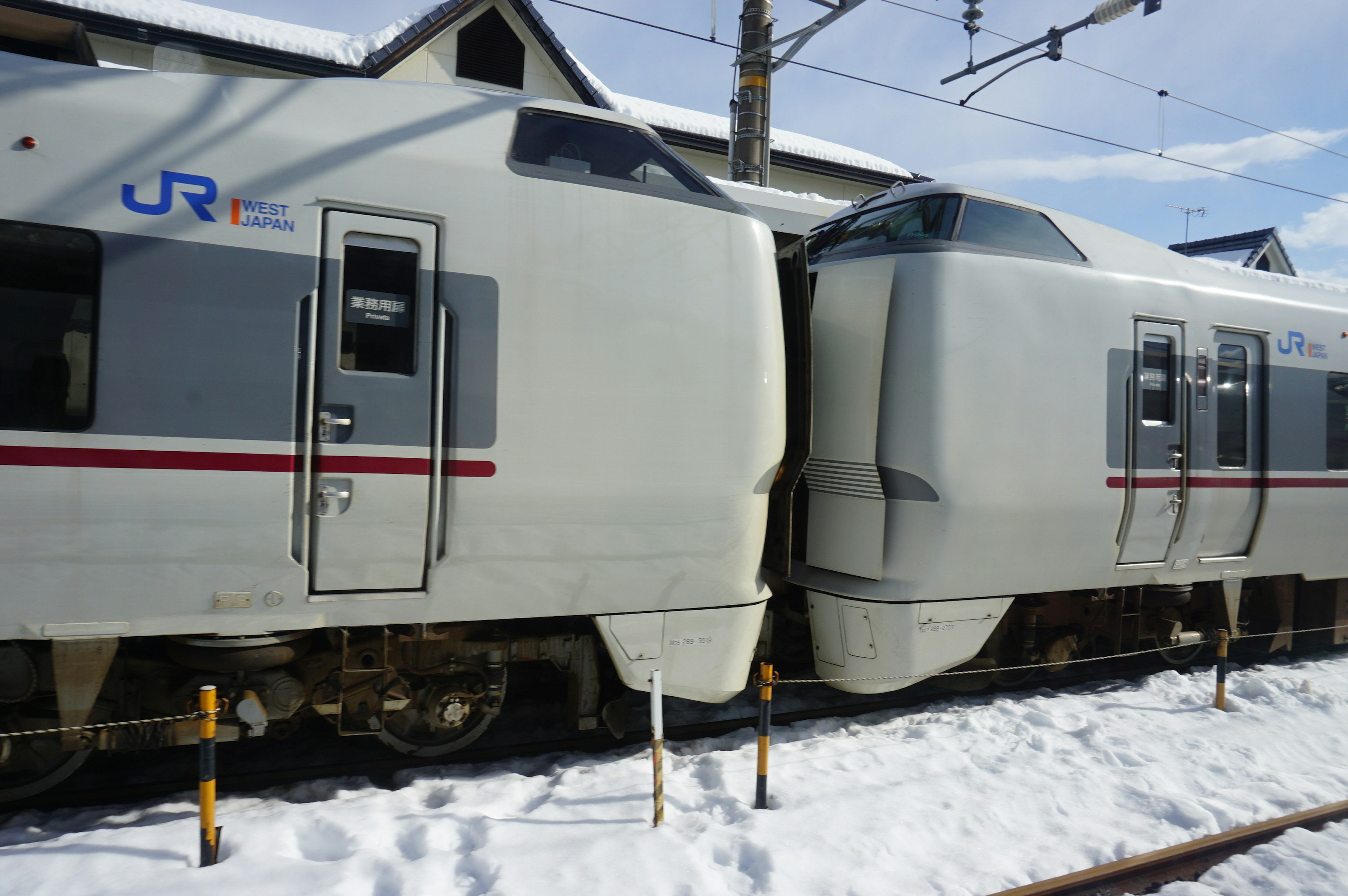 Kopling kereta JR di lingkungan bersalju