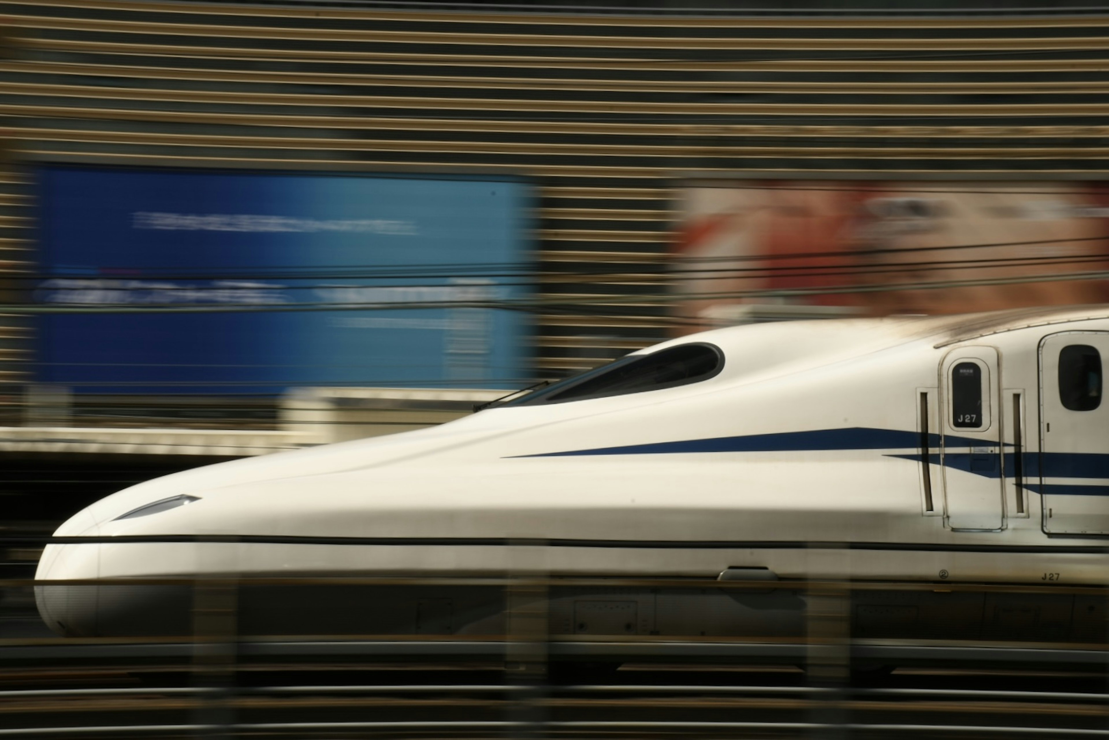 Shinkansen, der mit verschwommenem Hintergrund vorbeirauscht