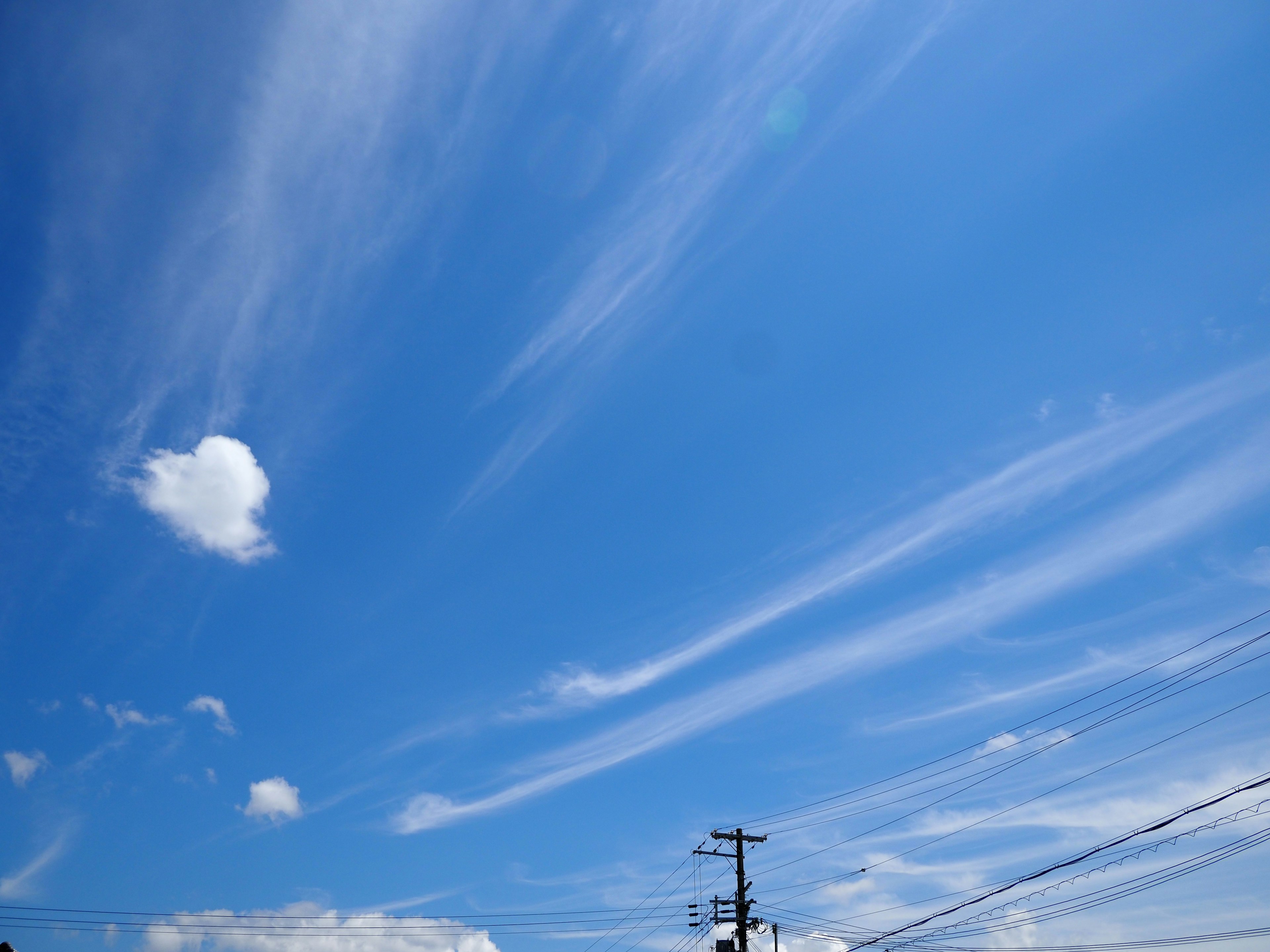 Ciel bleu vaste avec des nuages blancs filandreux