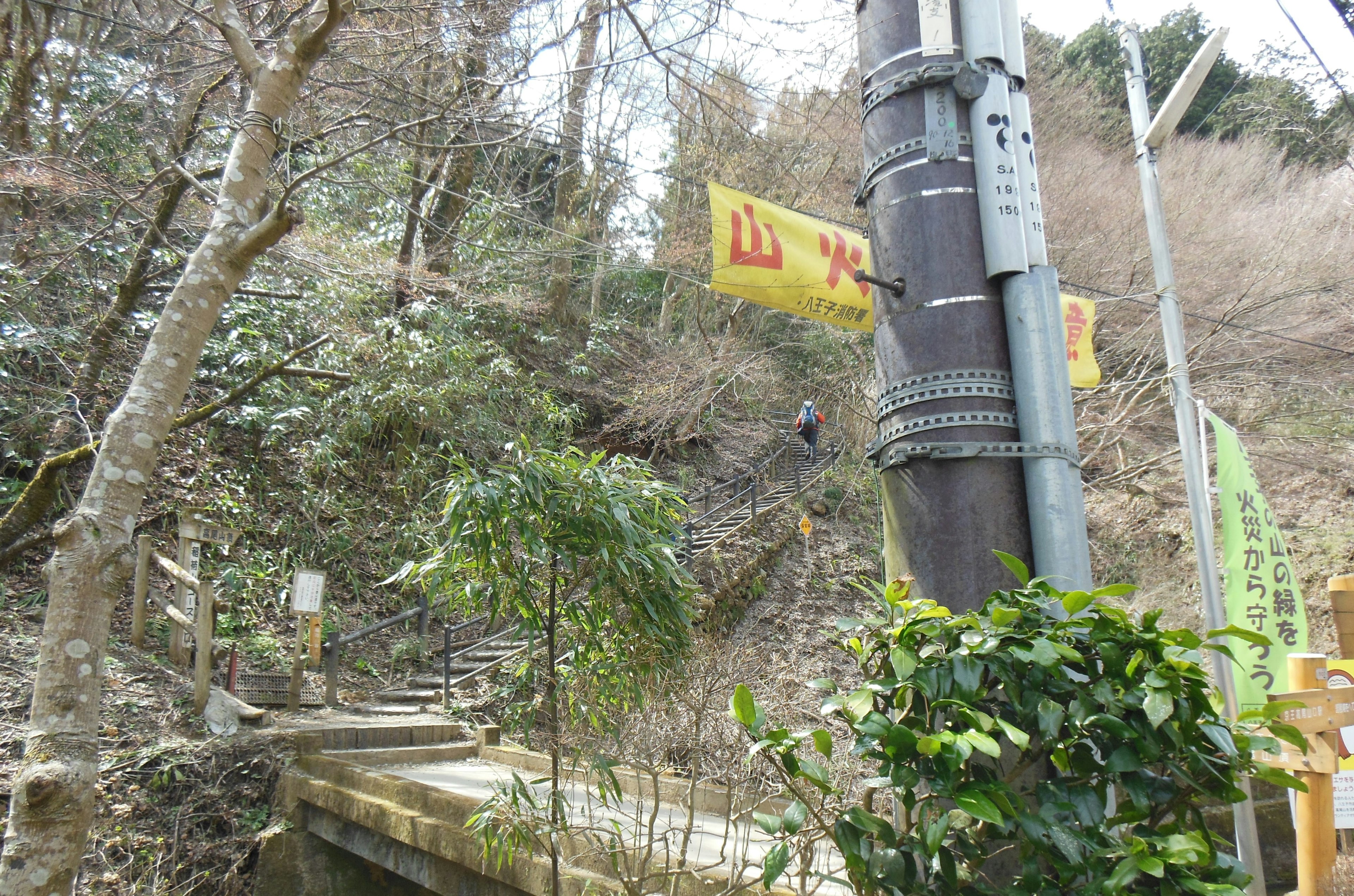 Jalan dengan tanda gunung dan pemandangan alam