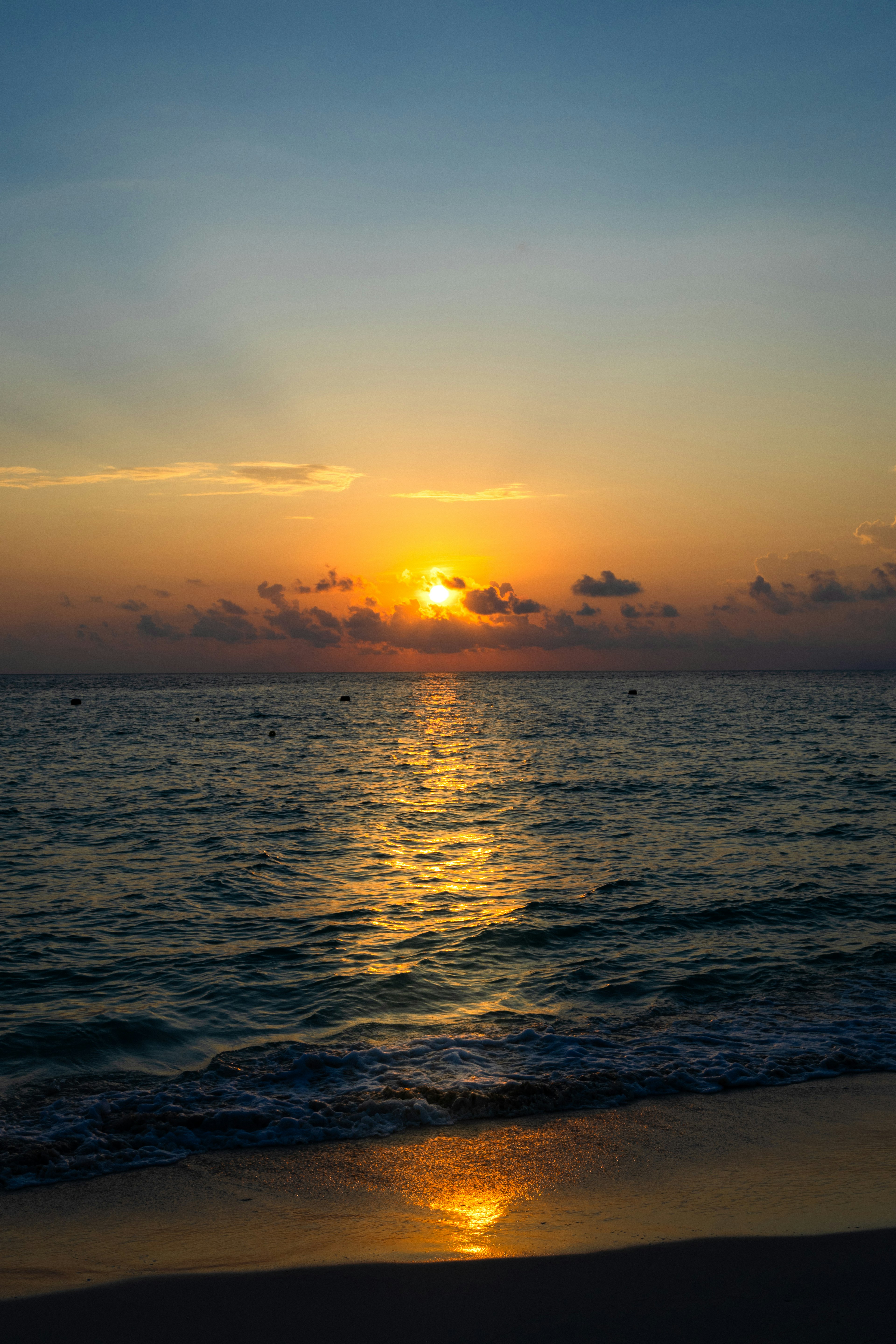 夕日が海に沈む美しい風景