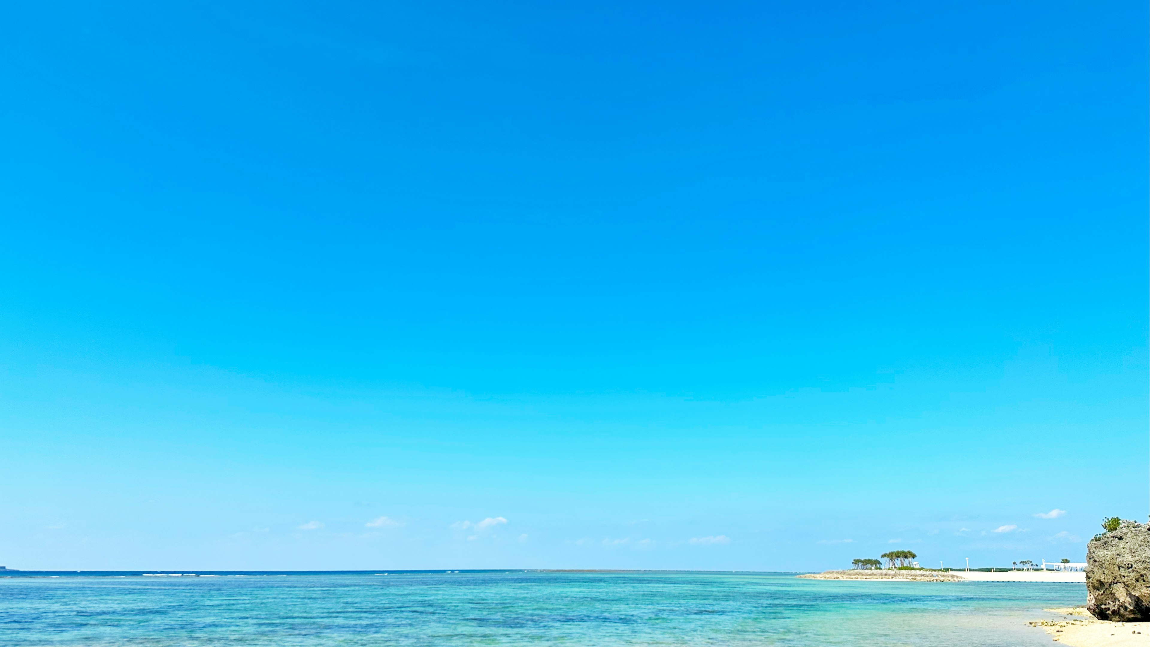 Cielo azul claro sobre un mar tranquilo