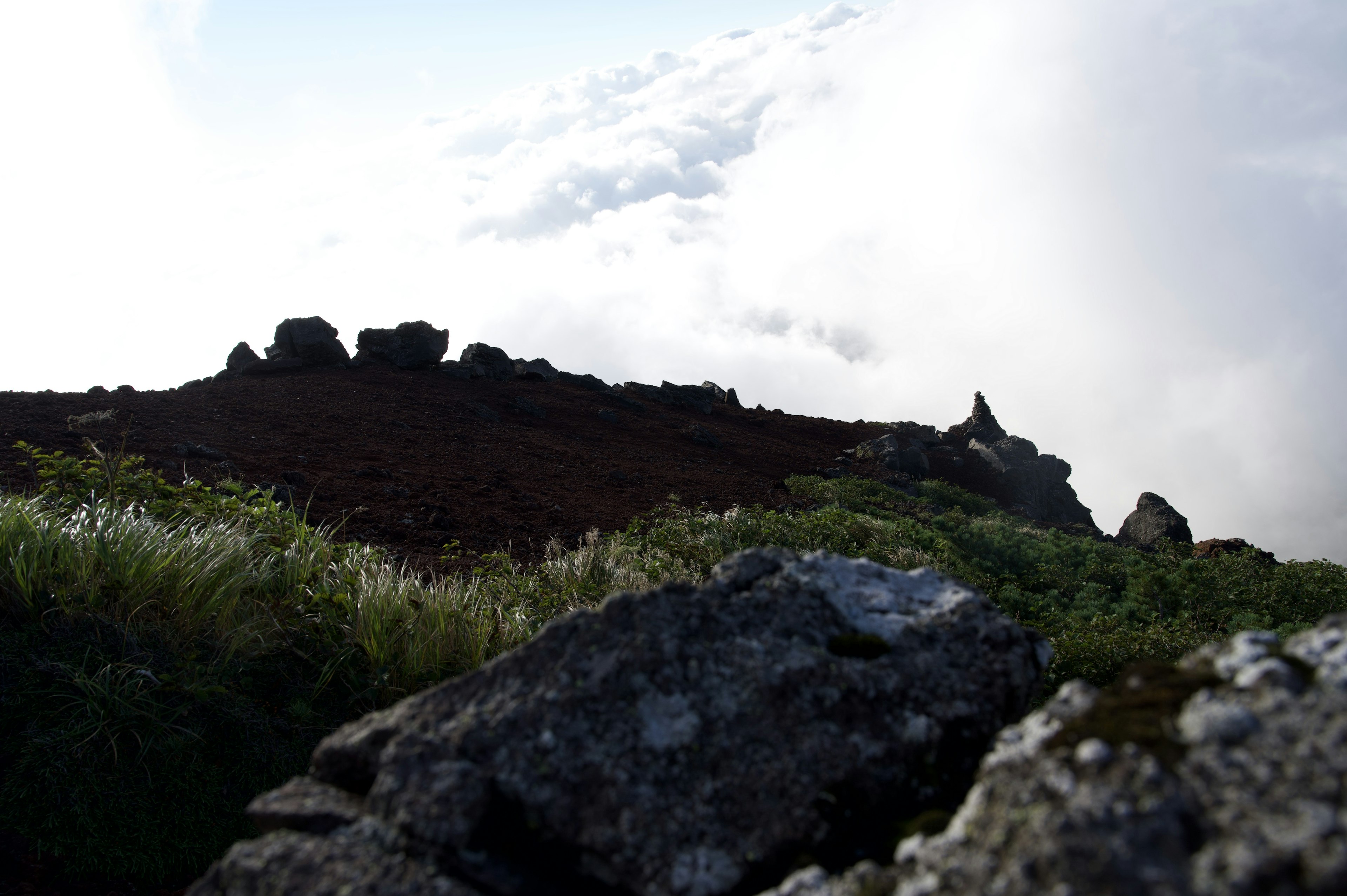 Pemandangan puncak gunung berbatu dengan awan