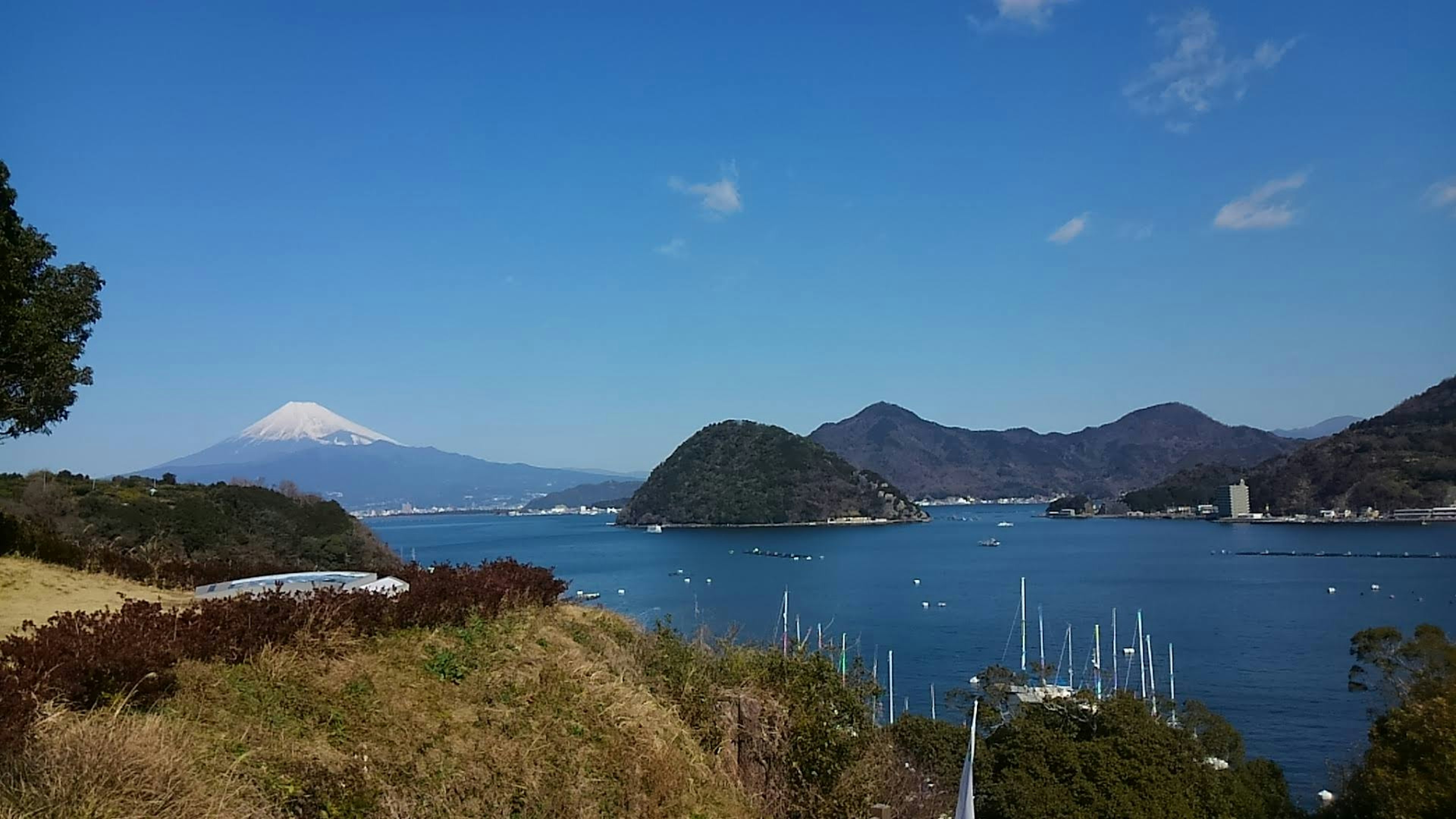 Panoramablick auf das Meer und die Berge mit dem Fuji im Hintergrund