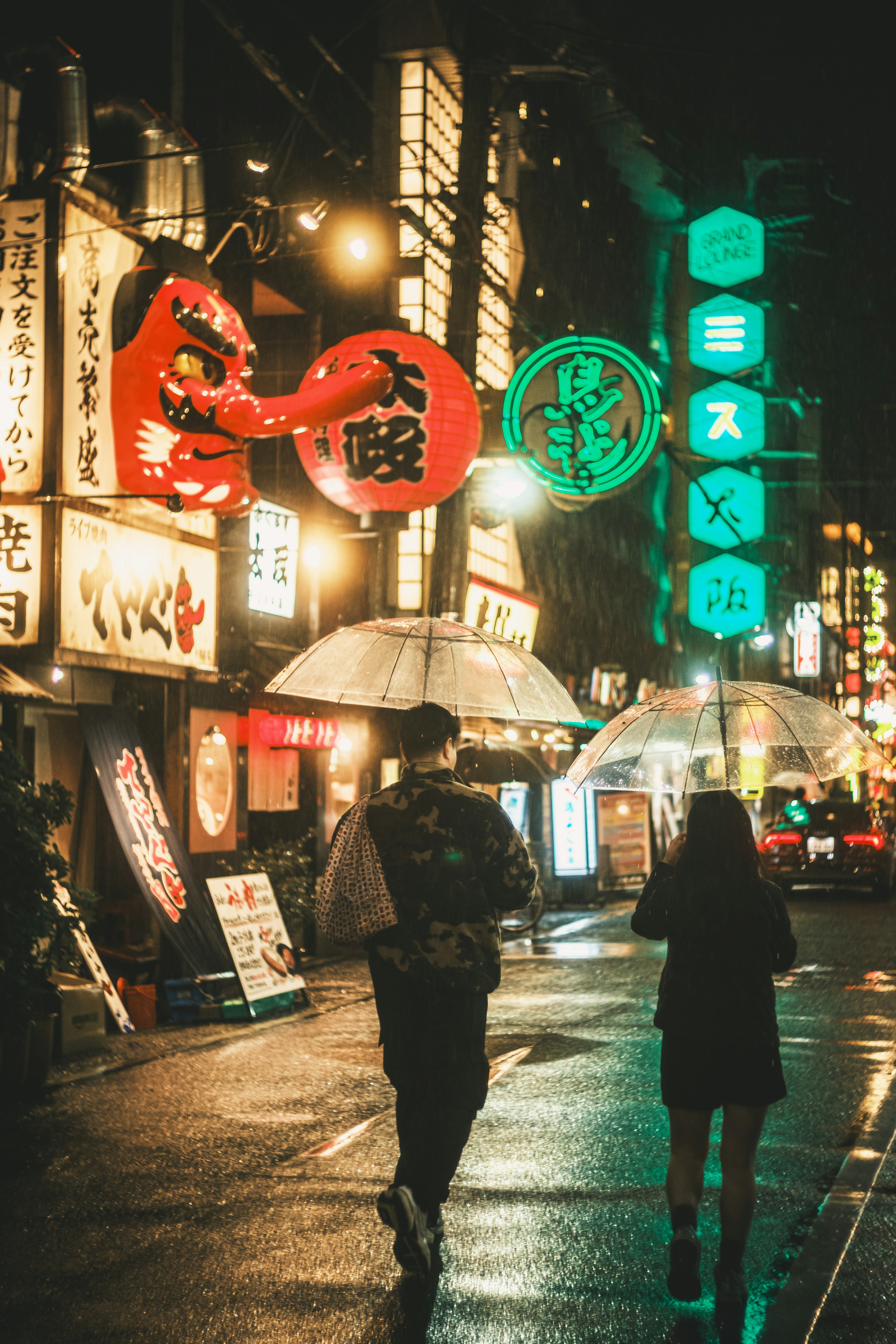 Pareja caminando en una ciudad de noche con letreros de neón vibrantes y escaparates