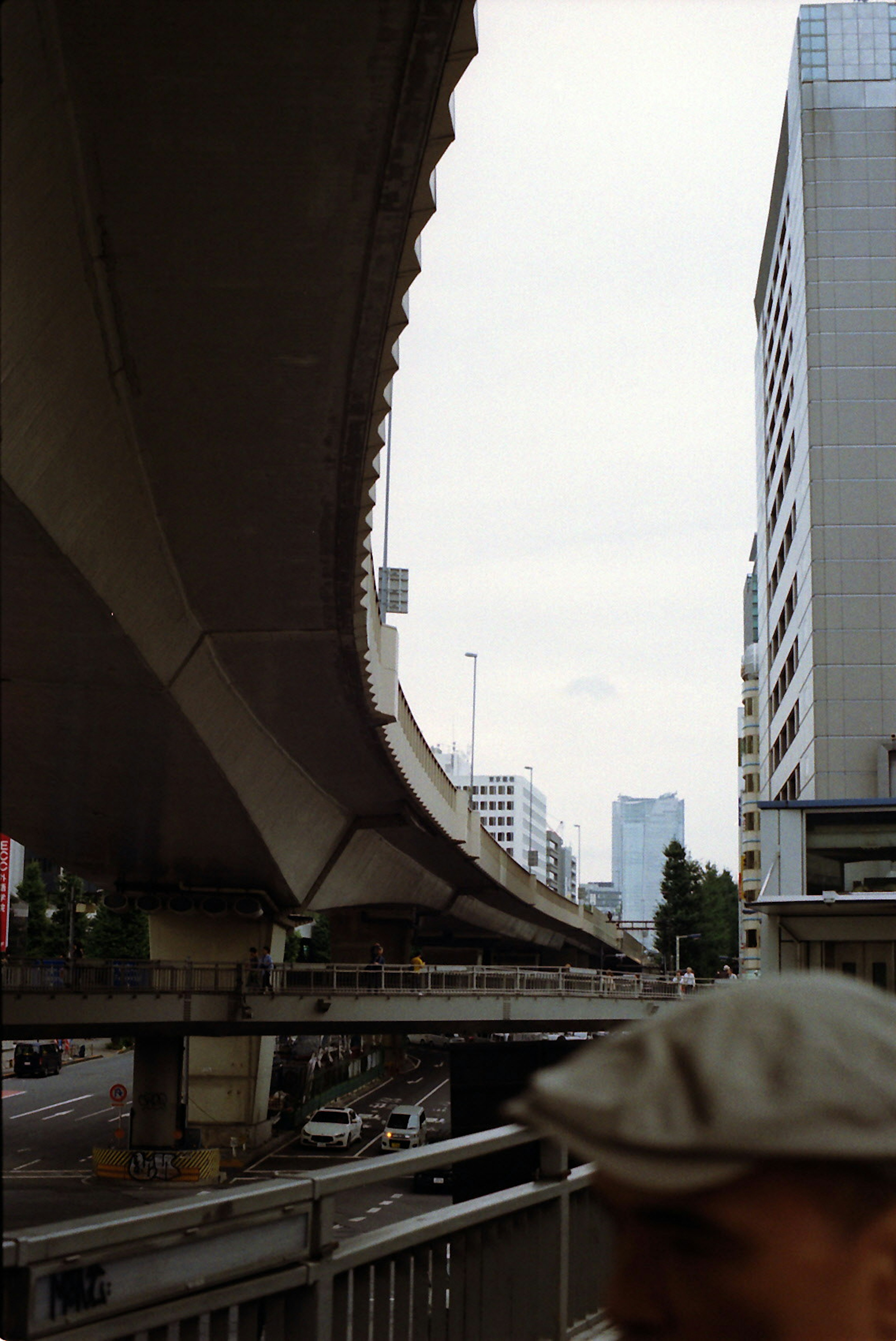 城市風景，包含高架公路和建築物