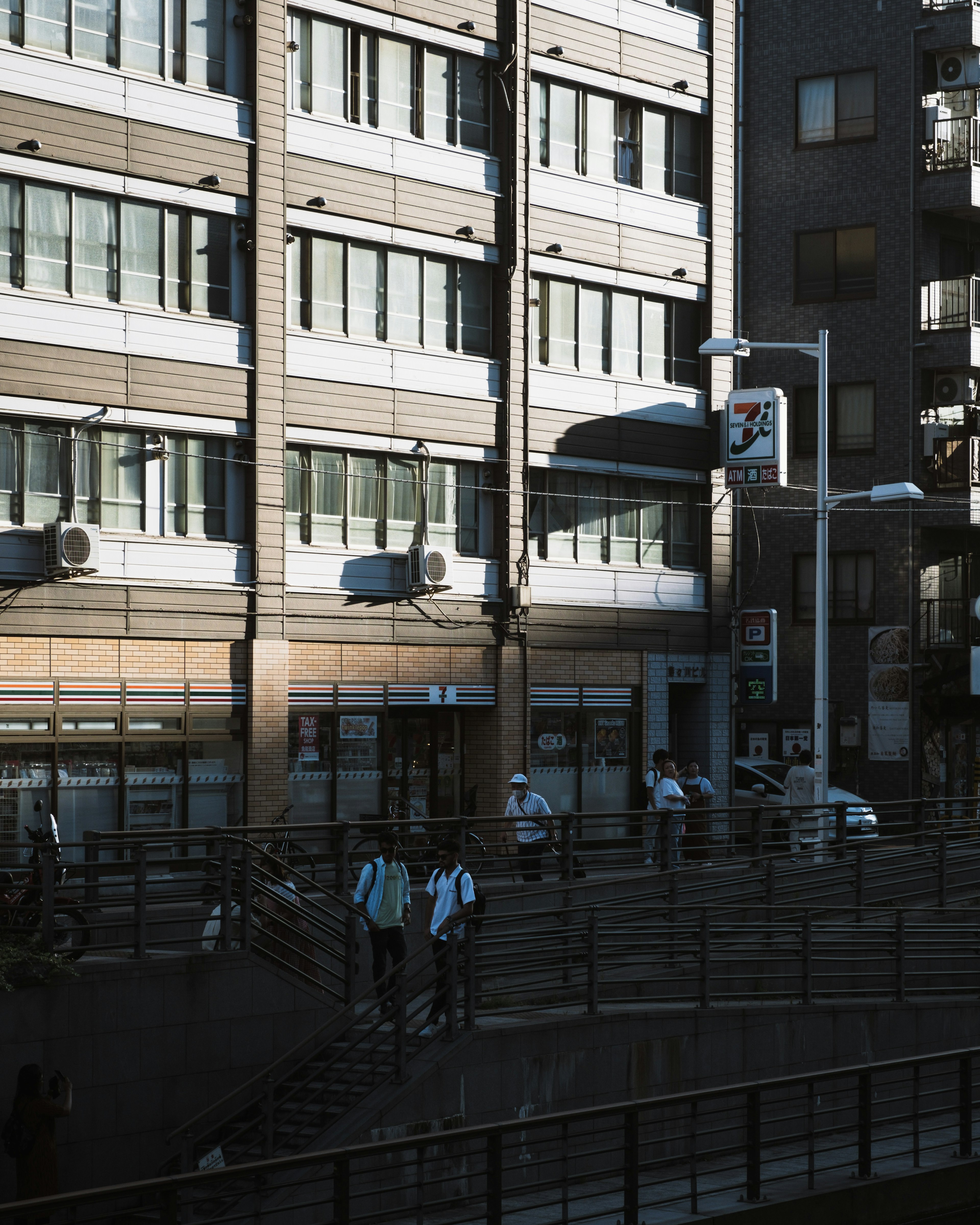 Scena di persone che camminano lungo una strada vicino agli edifici