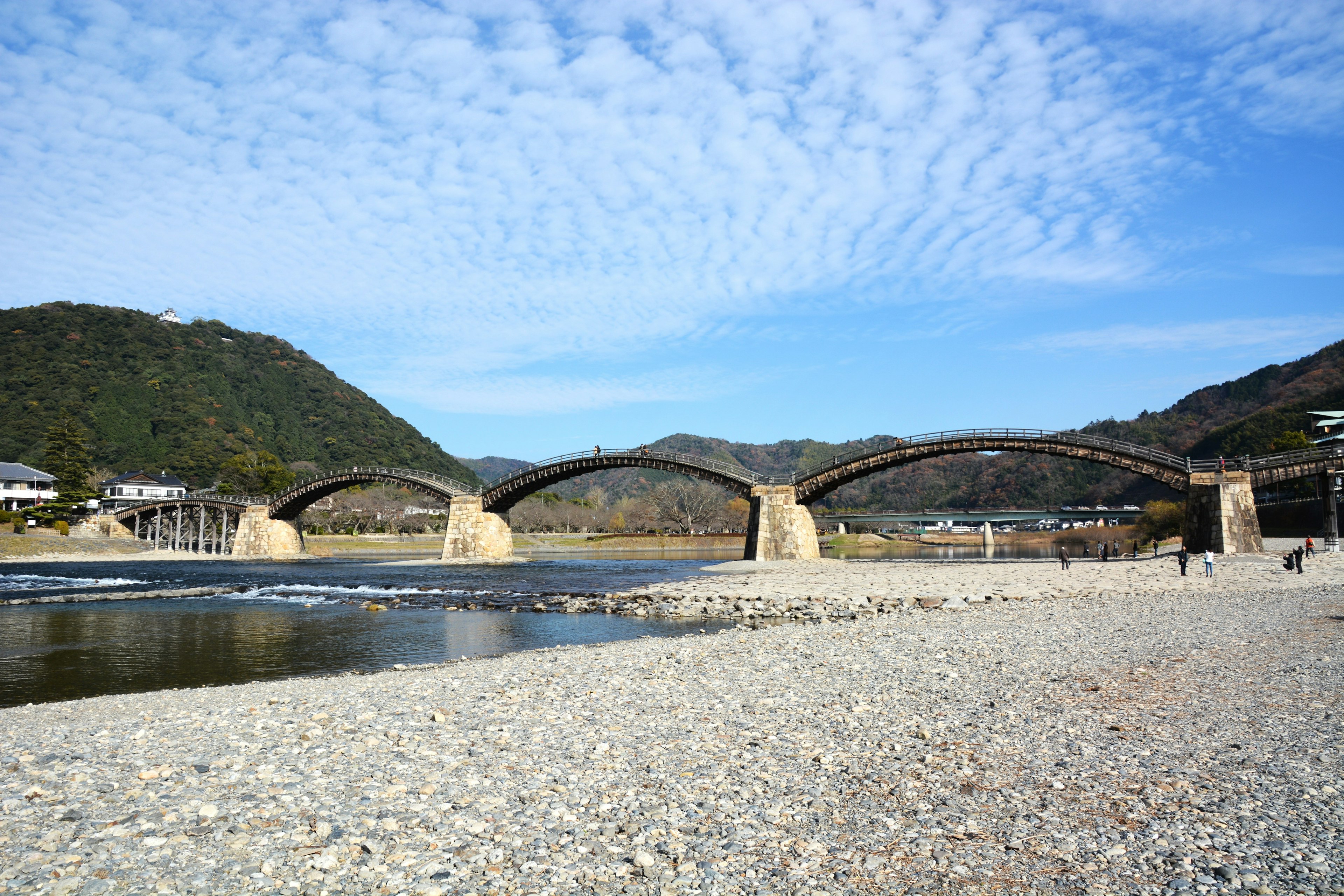 美丽的石桥横跨一条河流的风景