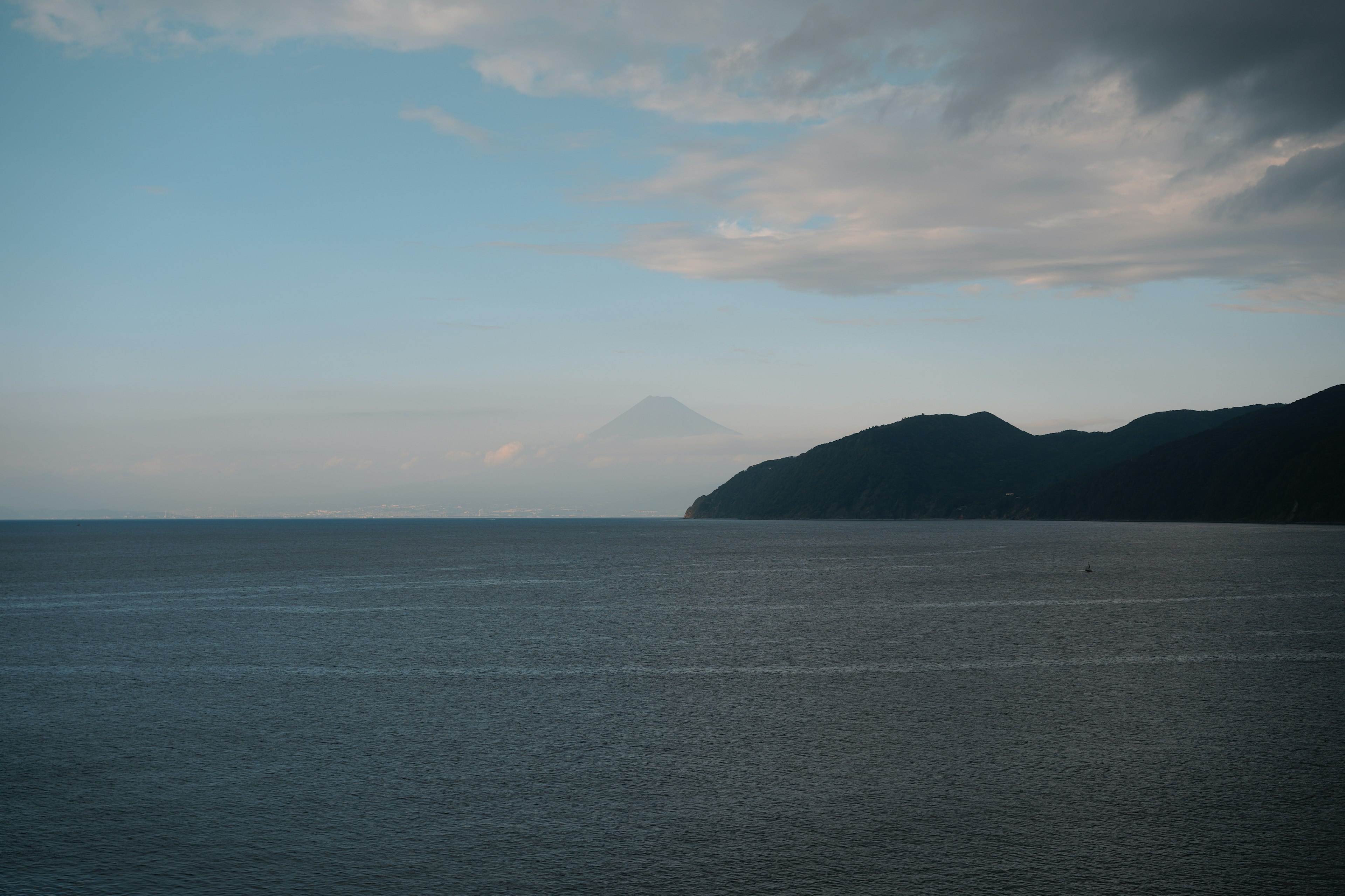 青い海と山の景色が広がる風景