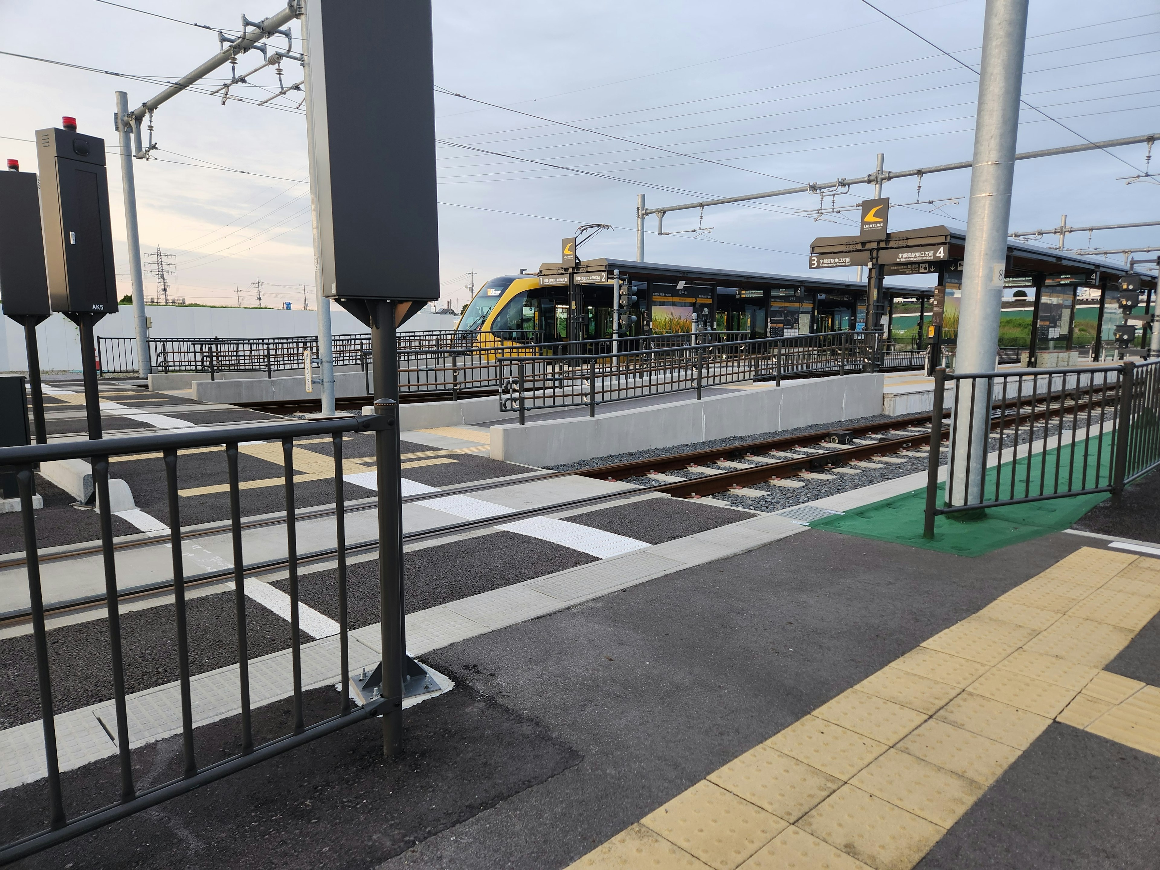 駅のプラットフォームと電車が見える風景