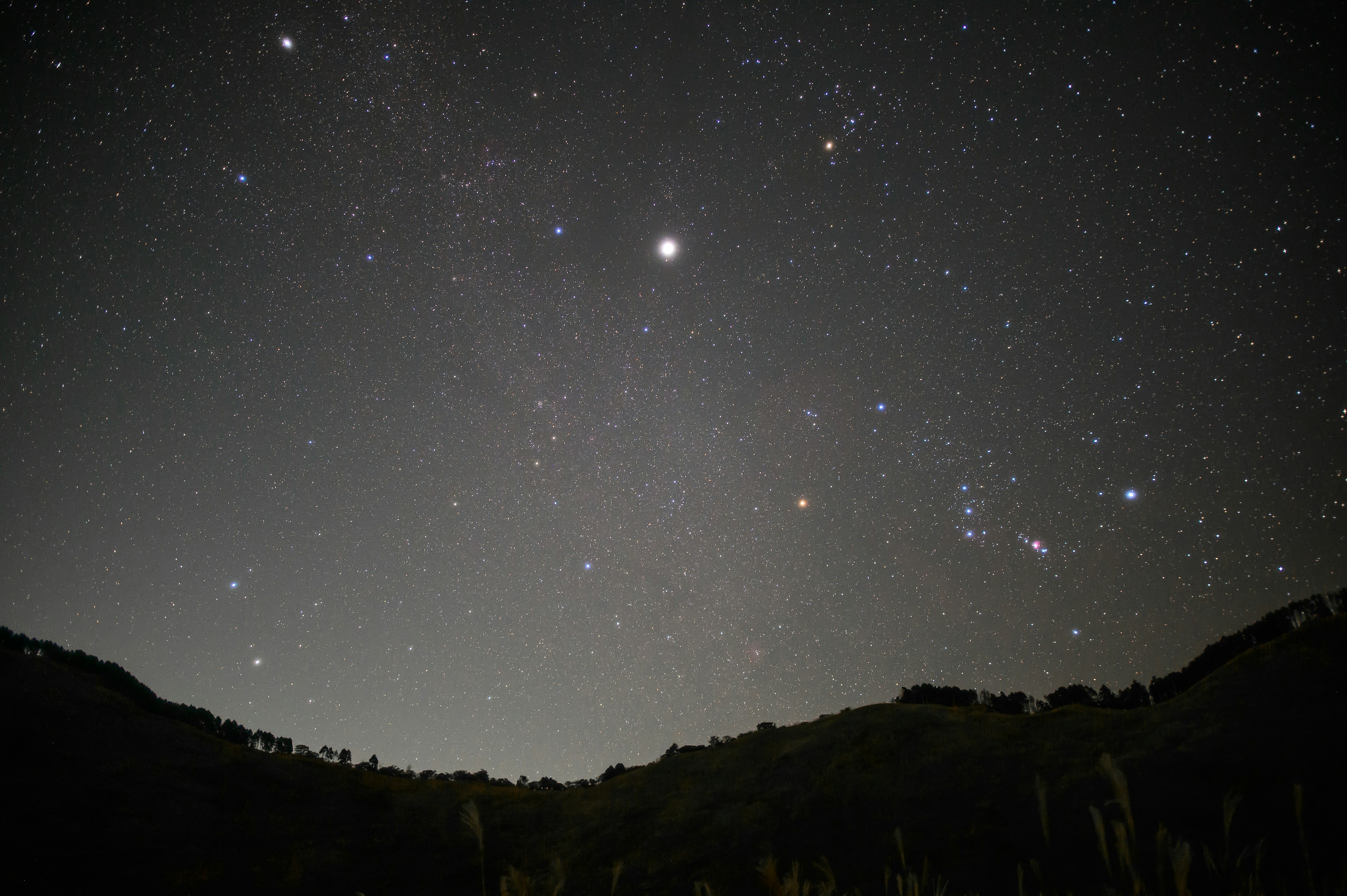 星空に輝く星々と山のシルエット