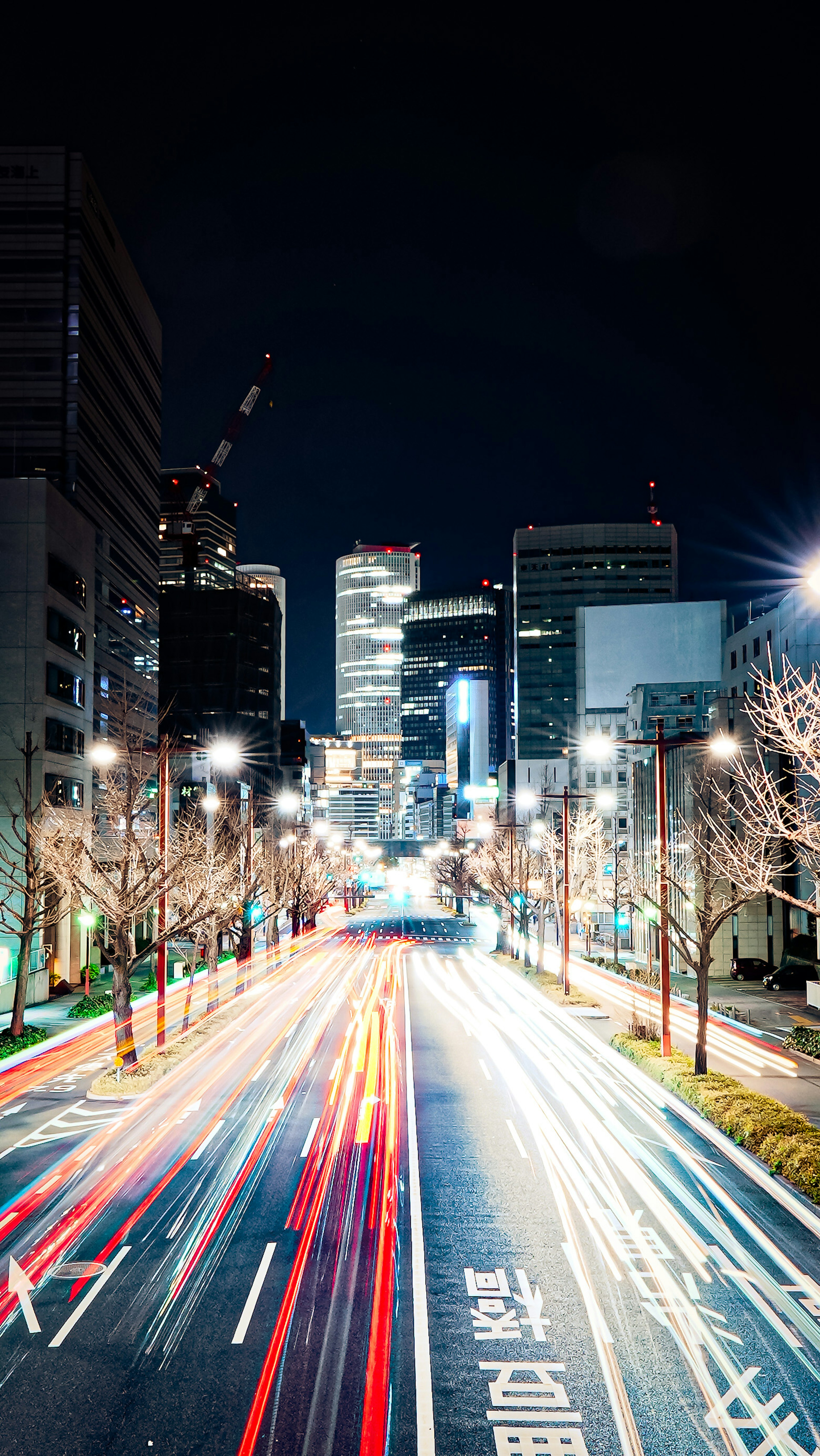 夜の都市の街並みと流れる車の光