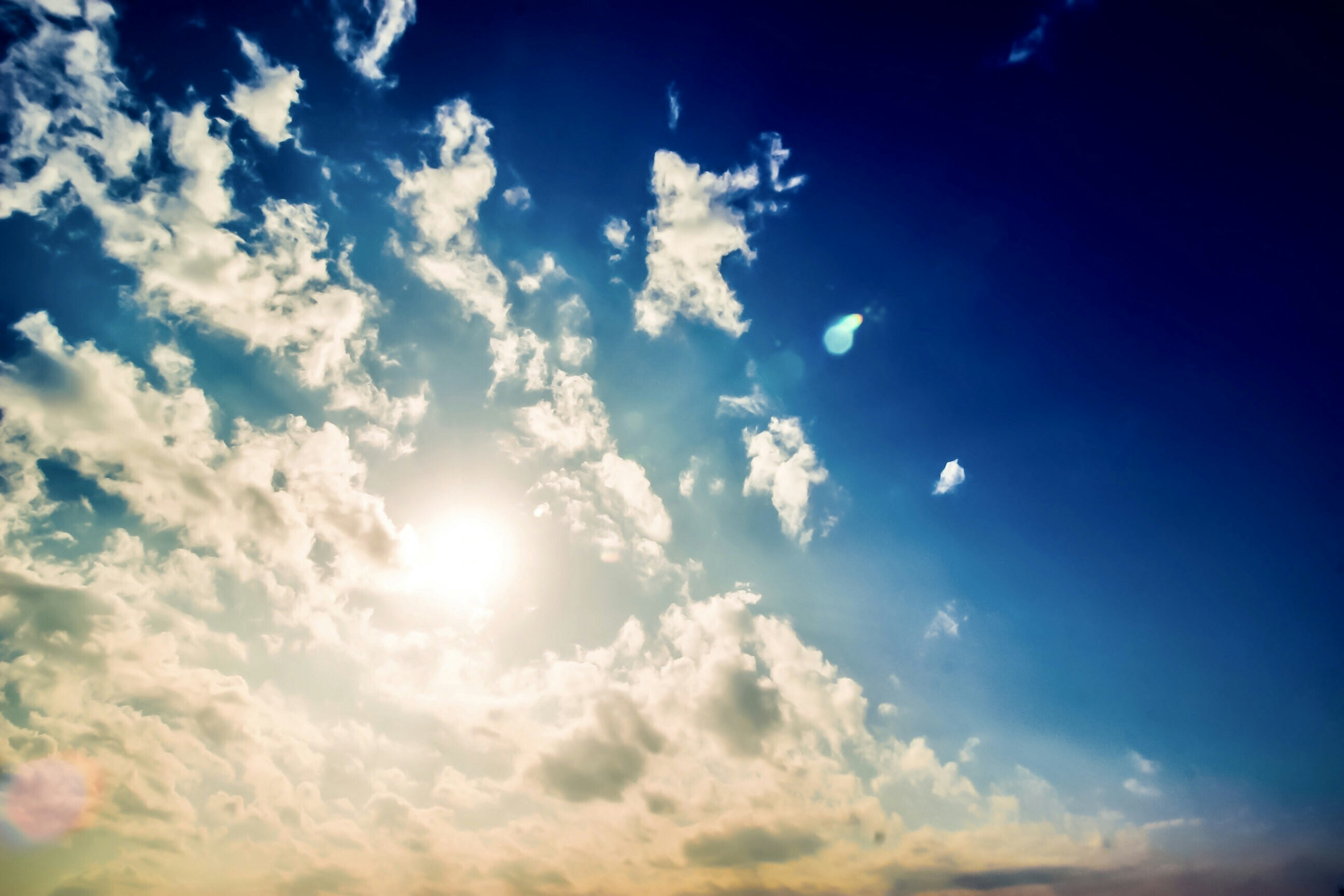 Belle scène de ciel avec des nuages et un soleil brillant