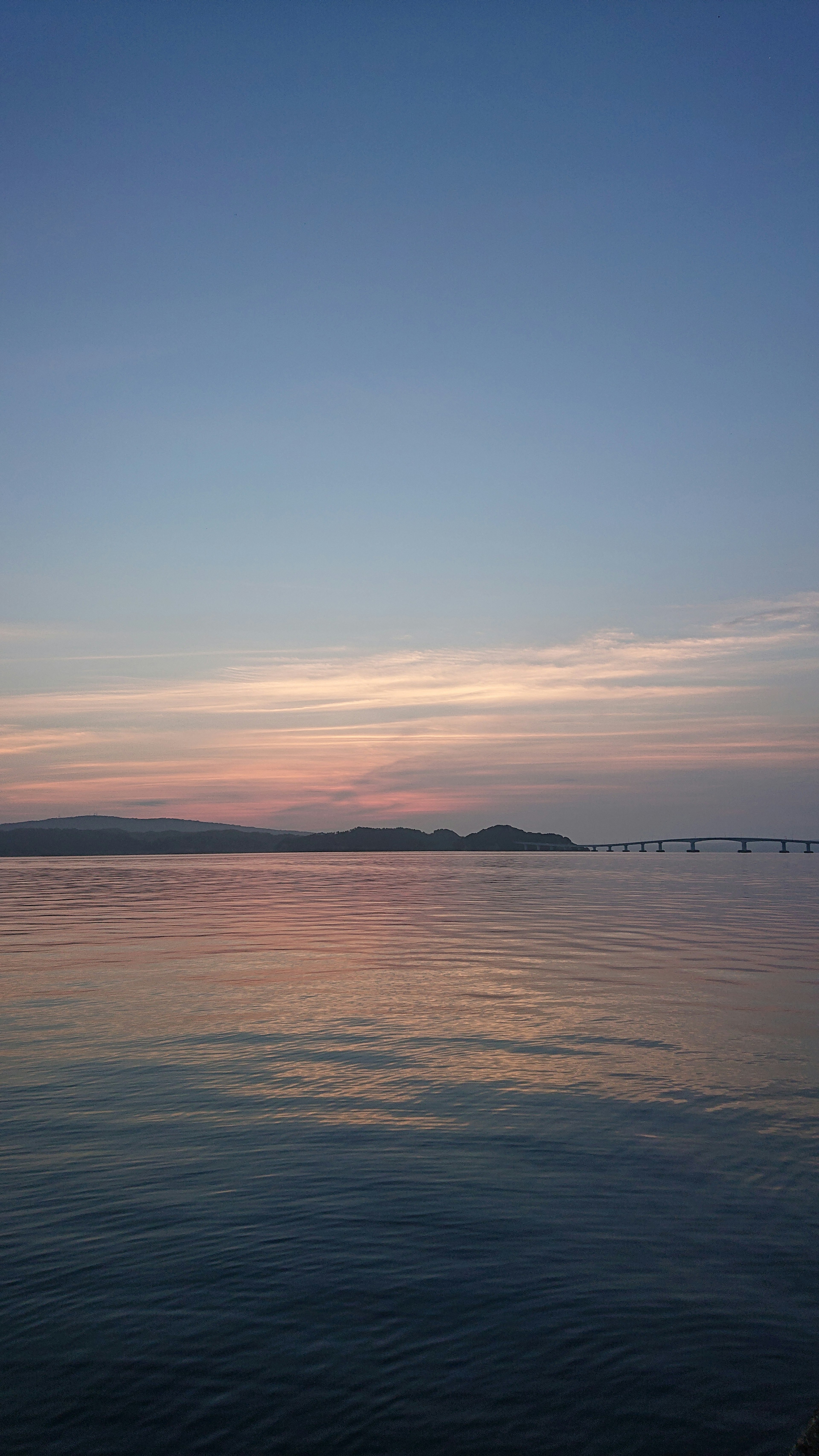 Vue de mer calme avec des couleurs de coucher de soleil