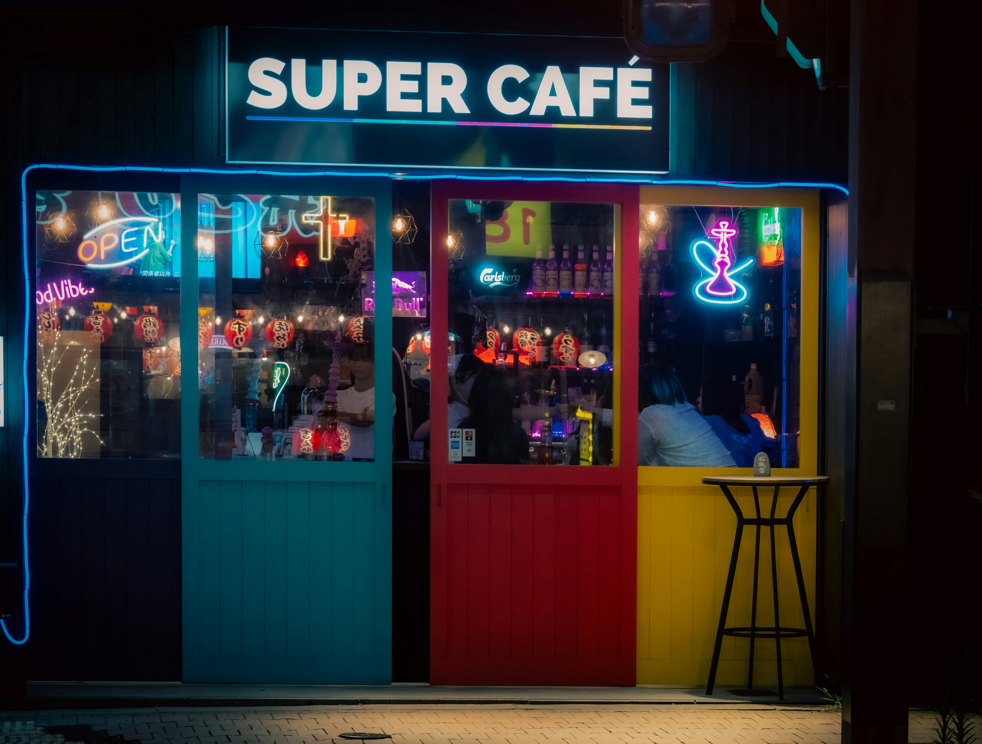 Helle Eingangsbereich eines bunten Super Cafés mit Neonlichtern