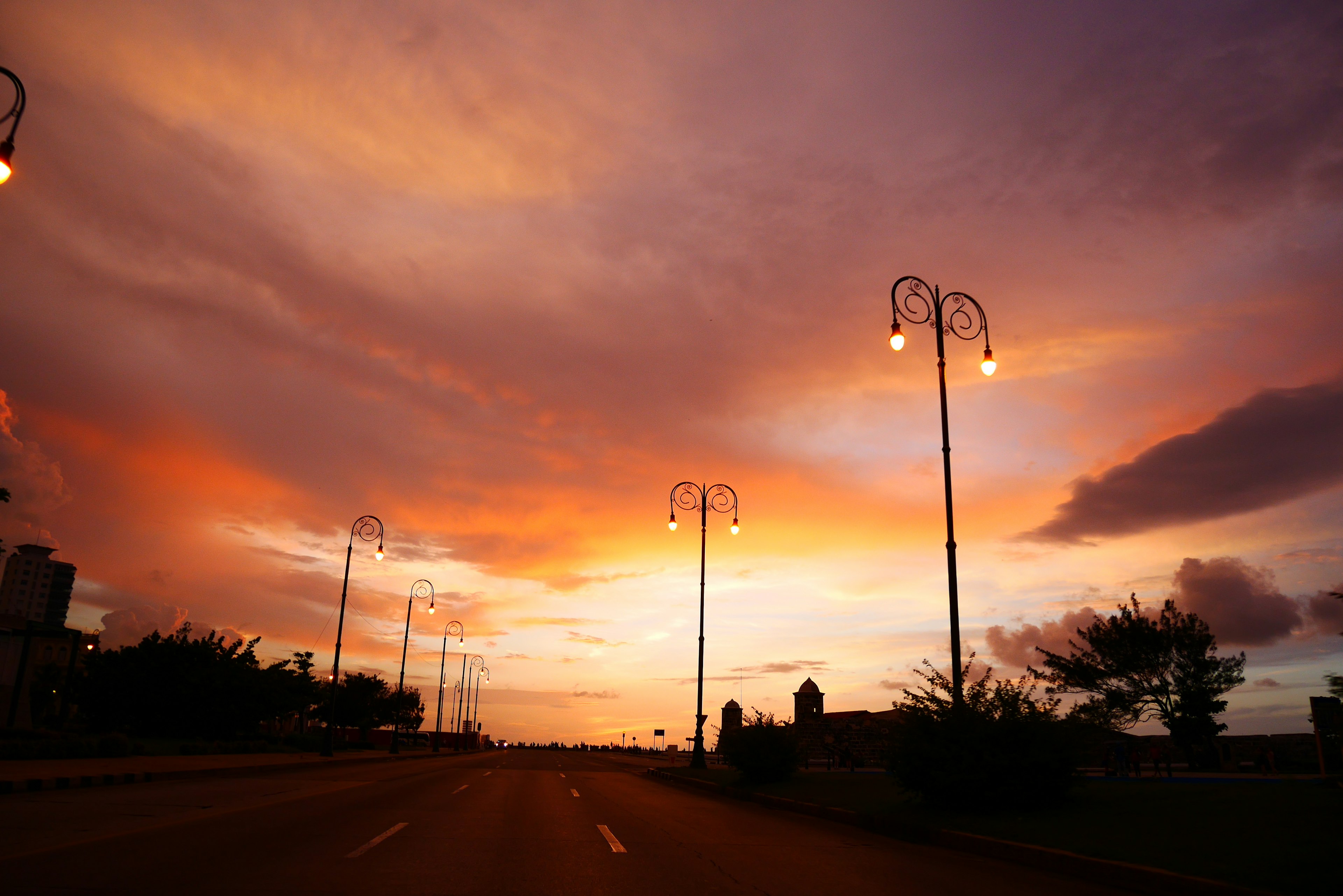 Pemandangan jalan dengan lampu jalan dan langit senja