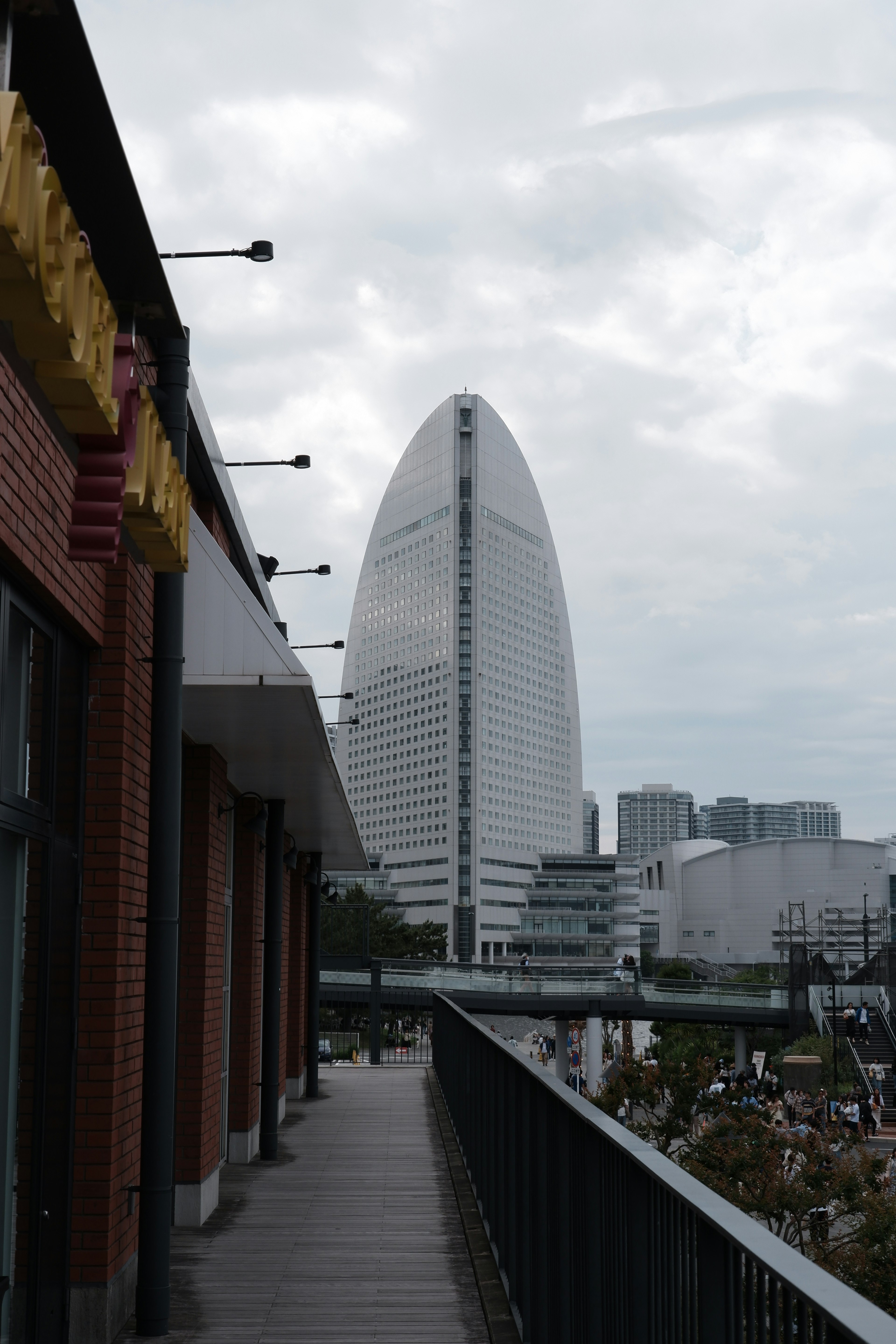 Blick auf den Yokohama Landmark Tower im Hintergrund