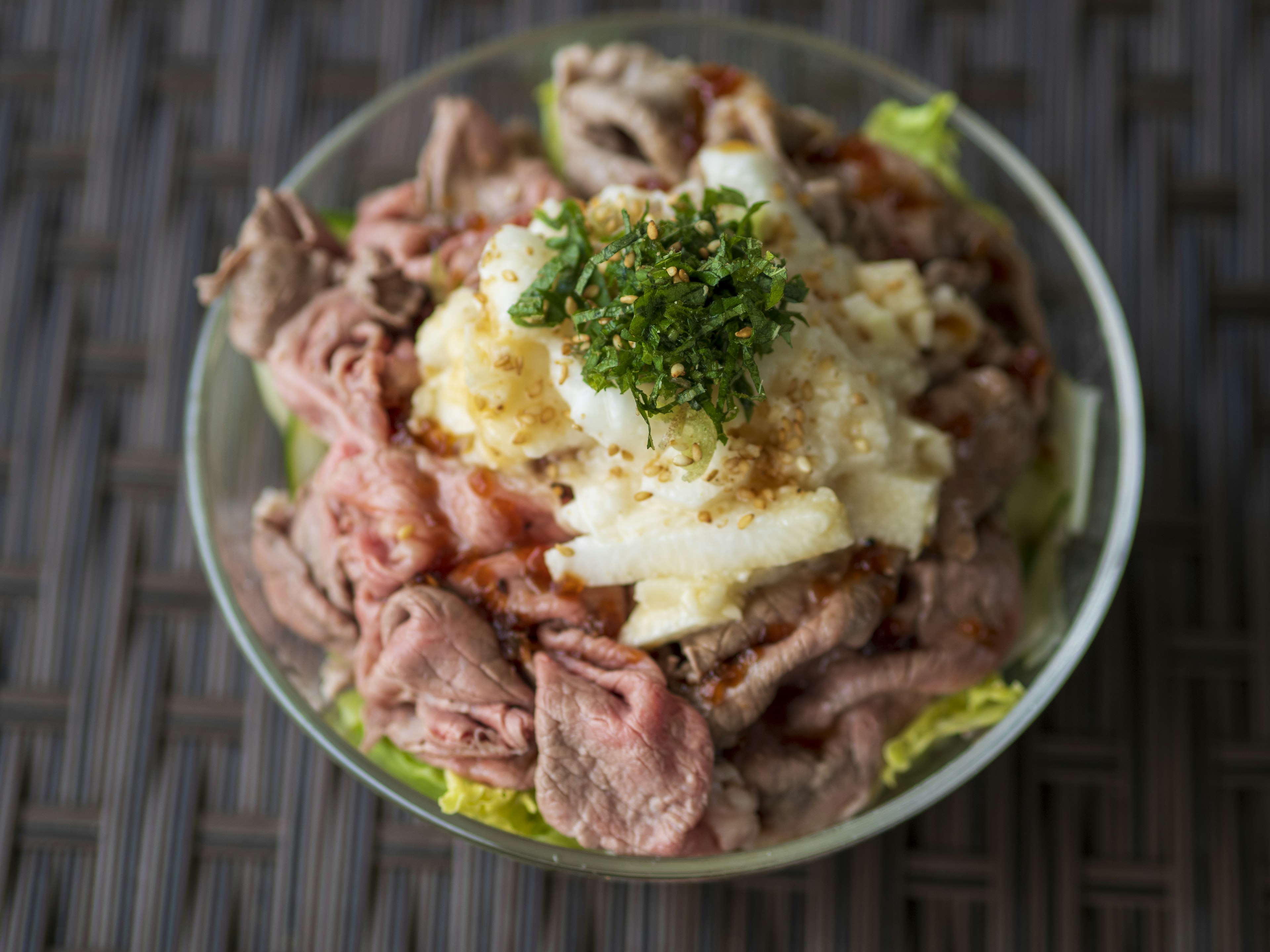 肉と野菜が盛り付けられた美味しそうなサラダボウル