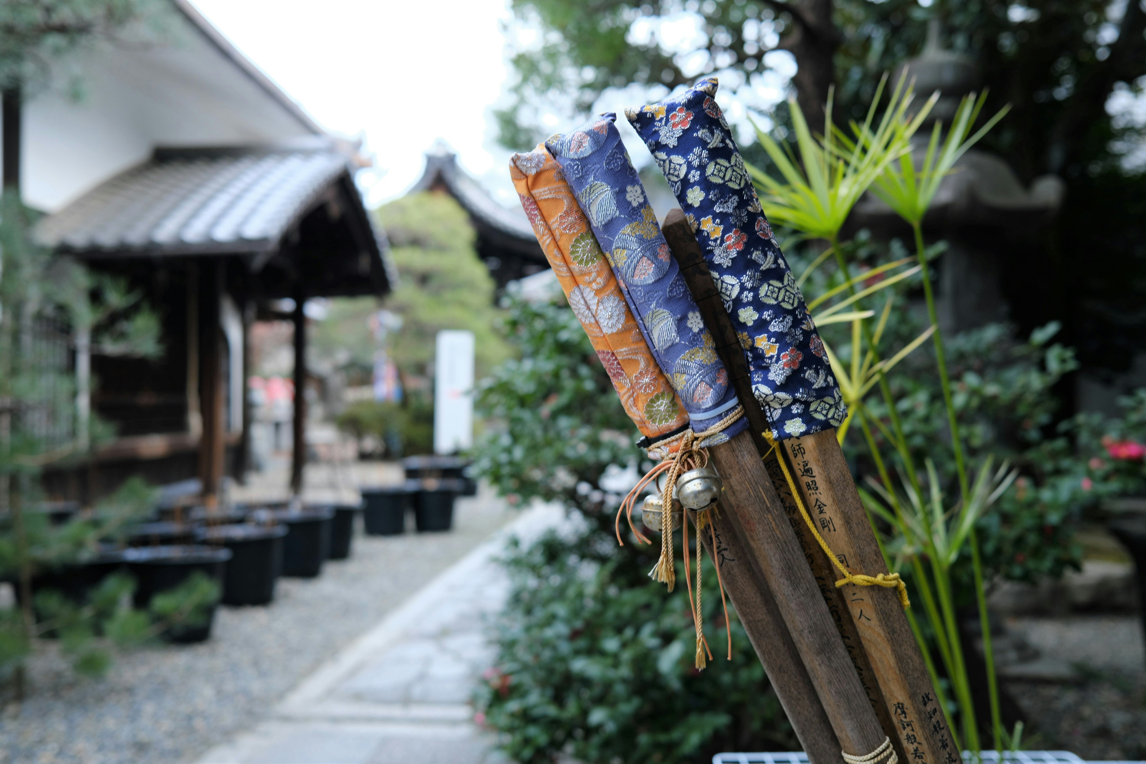 Bastón de bambú con pergaminos decorados en un jardín japonés