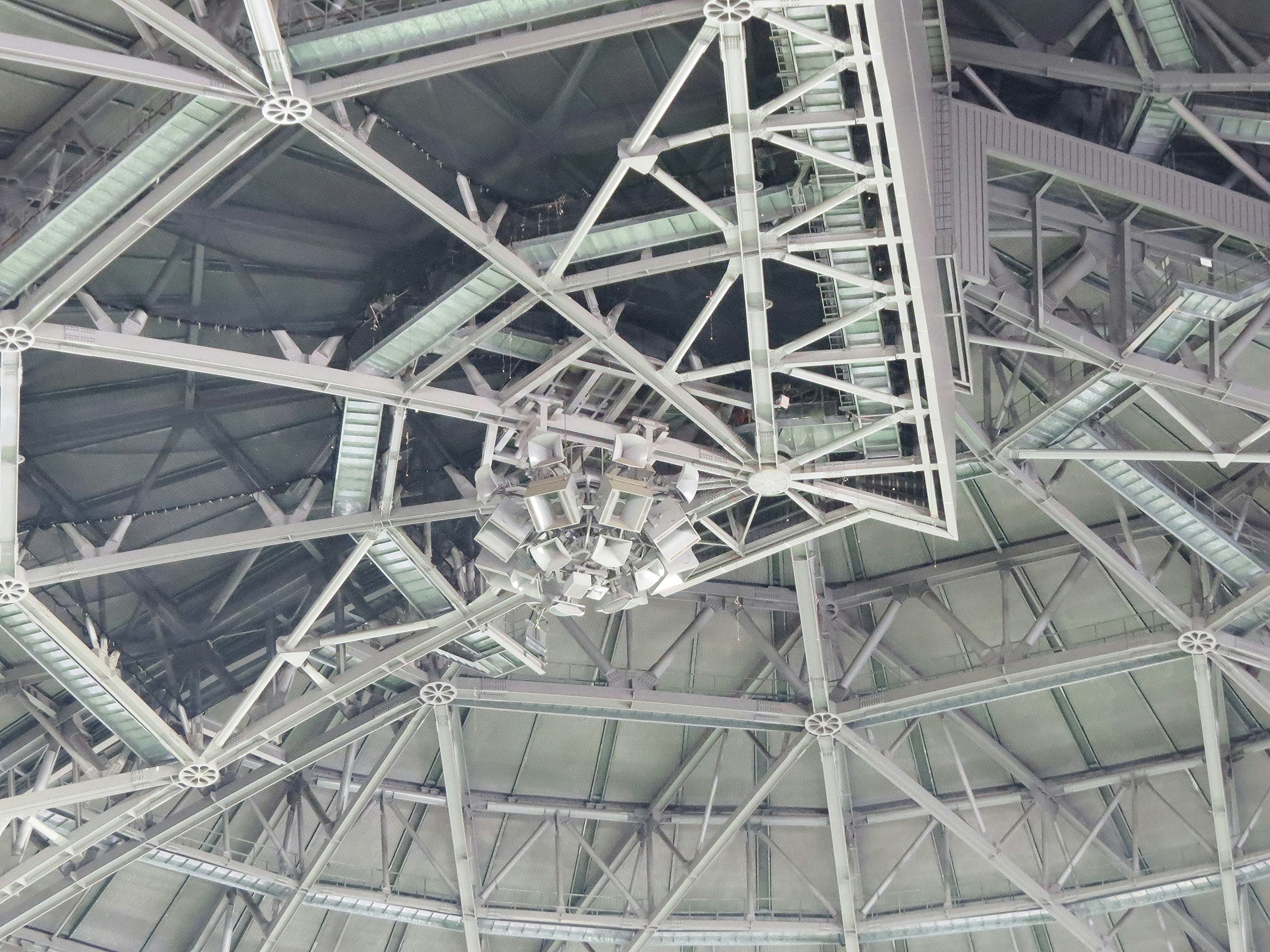 Structural metal truss and lighting fixtures of a circular roof