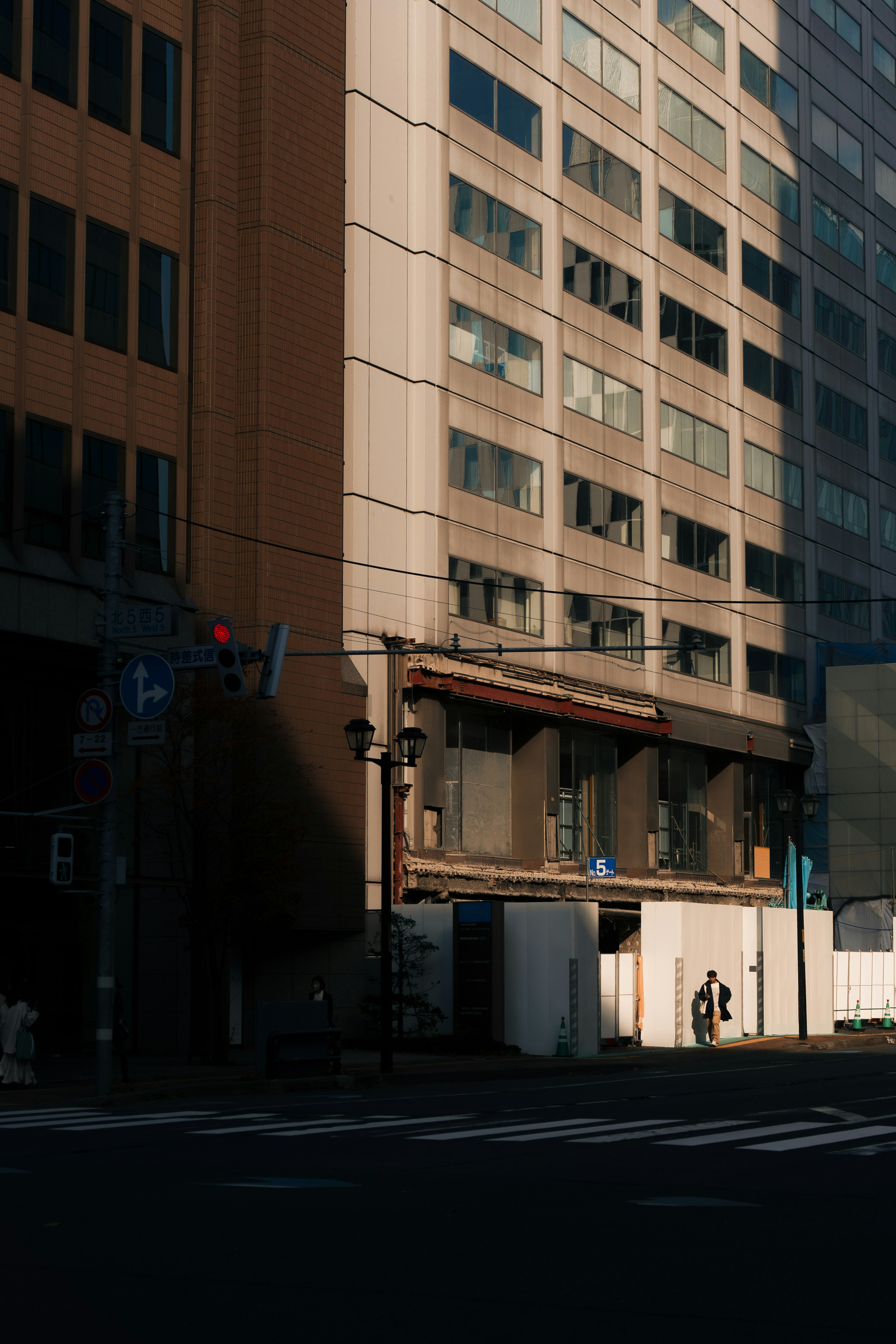 Paesaggio urbano con facciata di edificio e contrasto di ombre