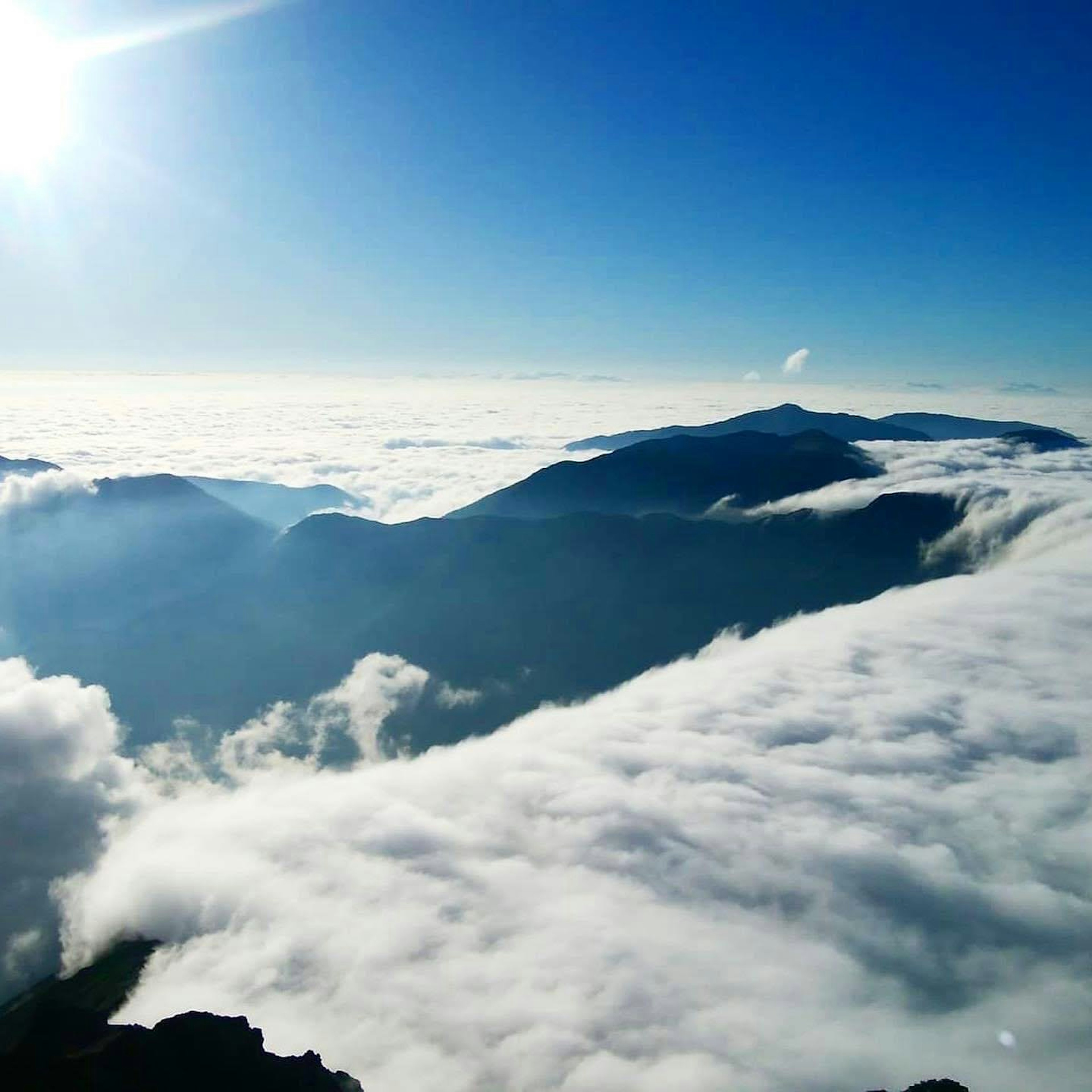 青空と雲海の美しい風景 山々が見える