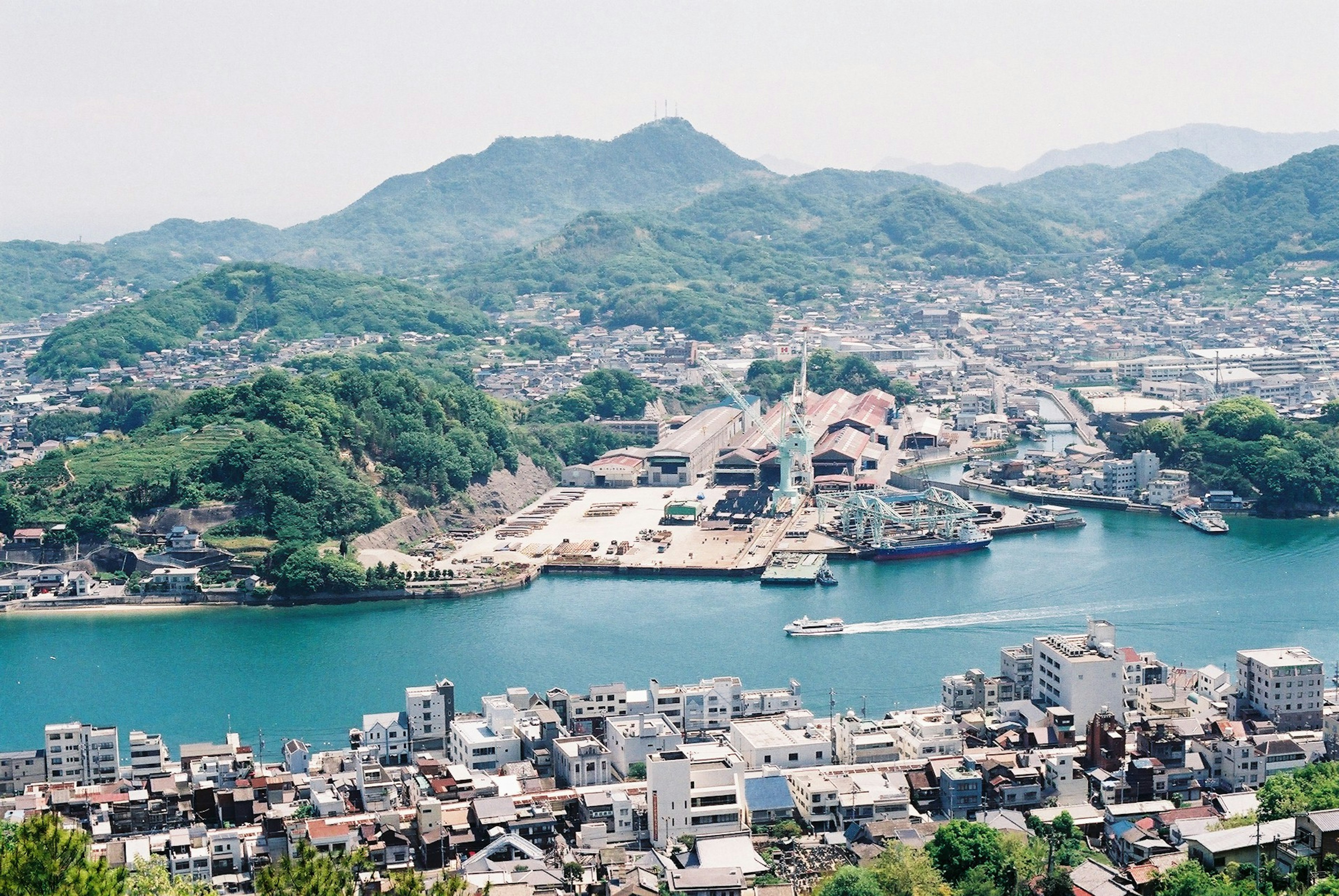 美しい港町の風景山と海に囲まれた景観