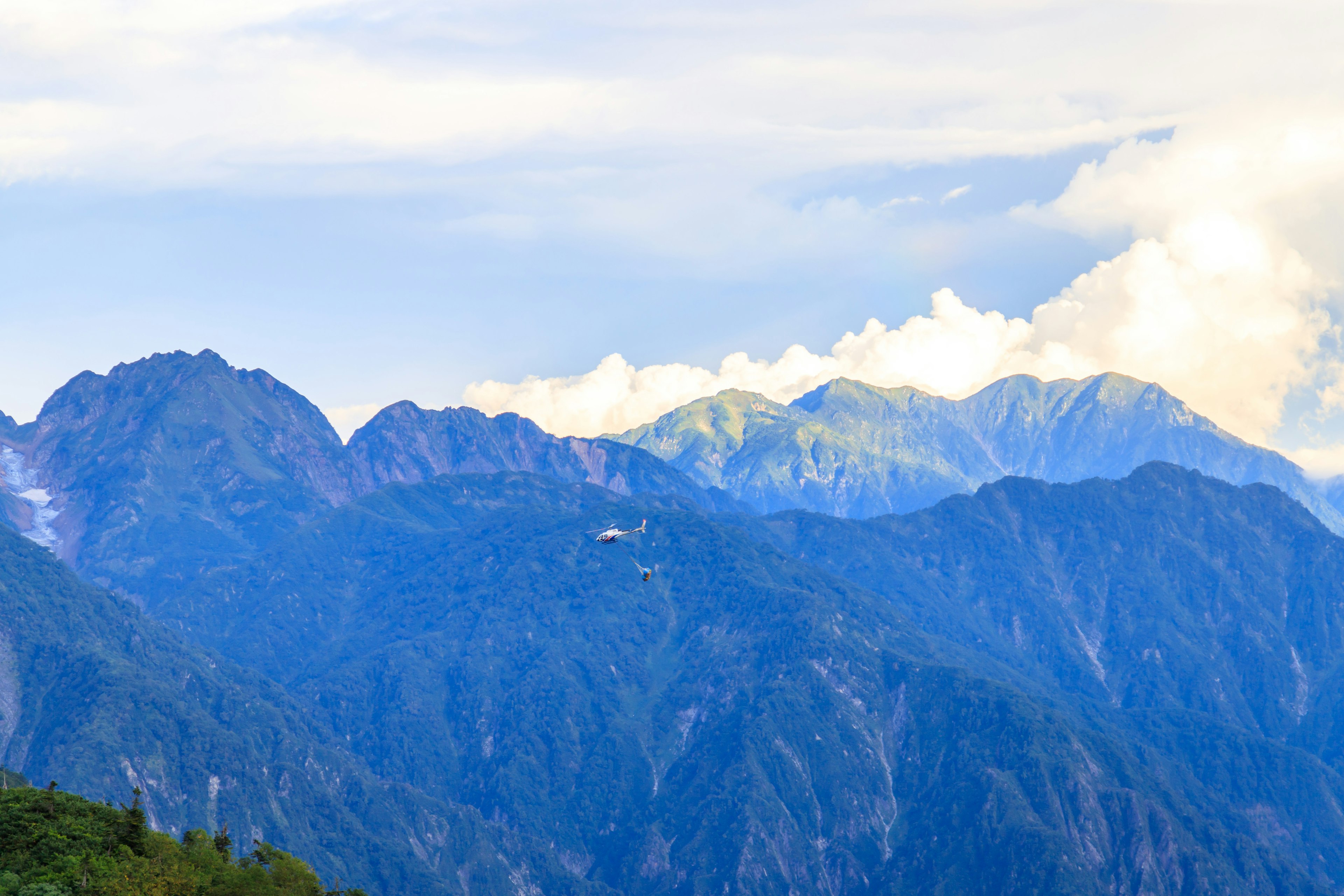 Malersicher Blick auf blaue Berge mit Wolken