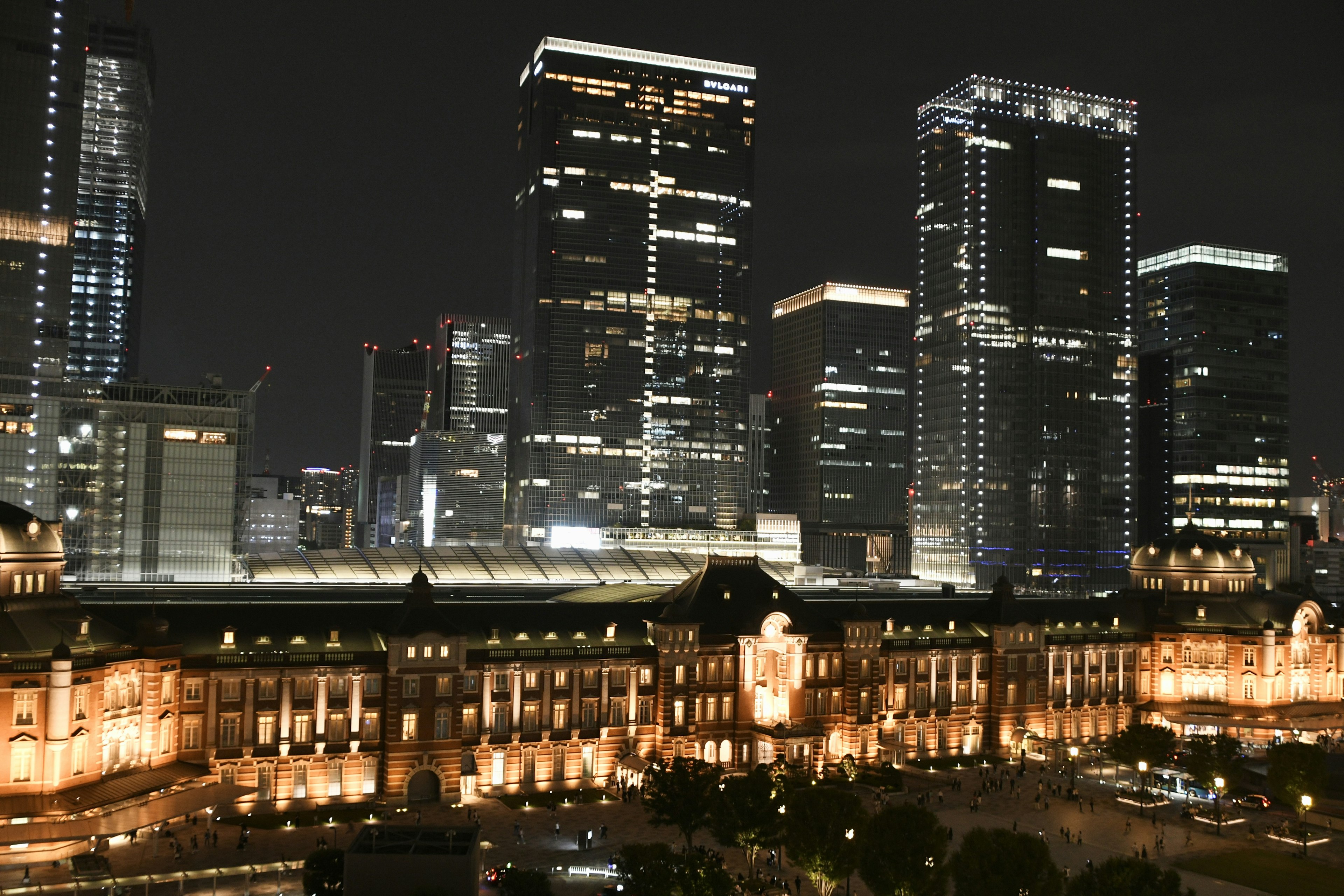 Bella vista notturna della stazione di Tokyo e dei grattacieli