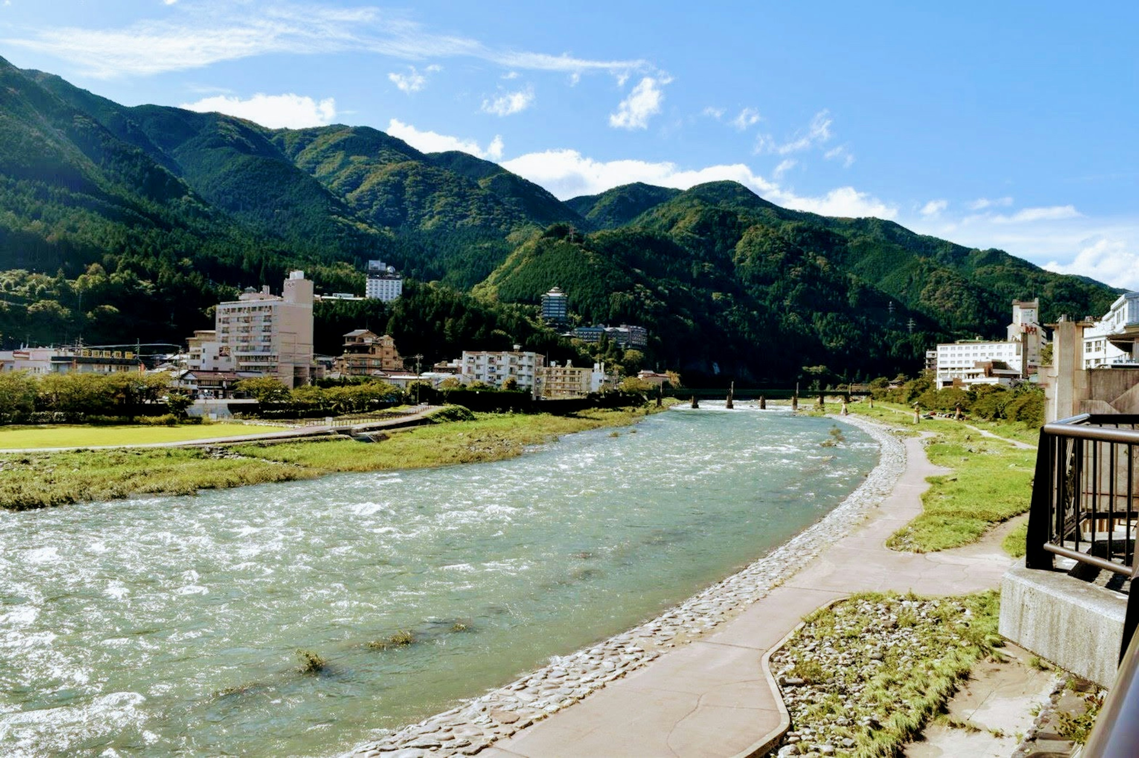 美麗的河流與背景山脈的風景