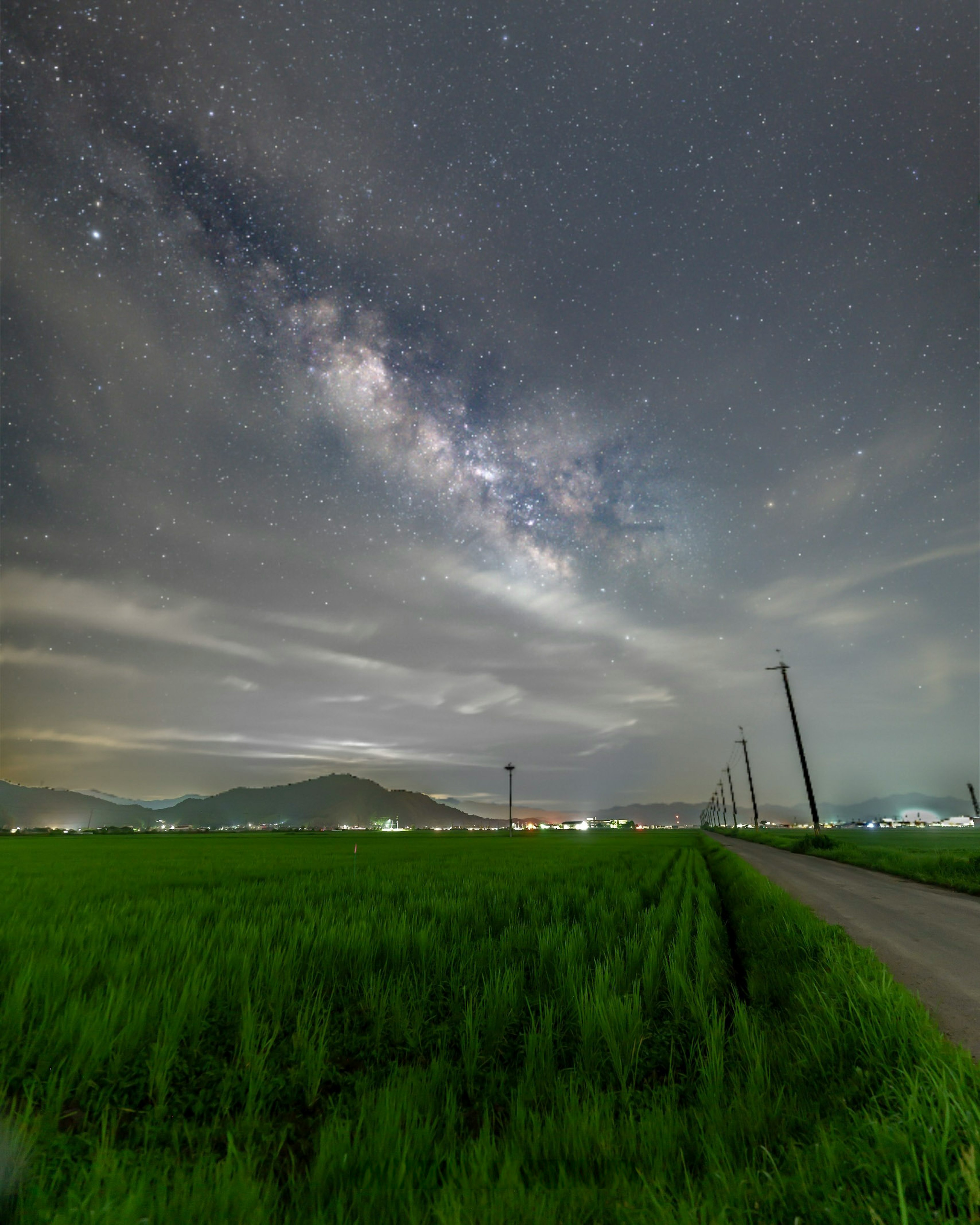 星空と田んぼの風景 満天の星と雲の中の天の川