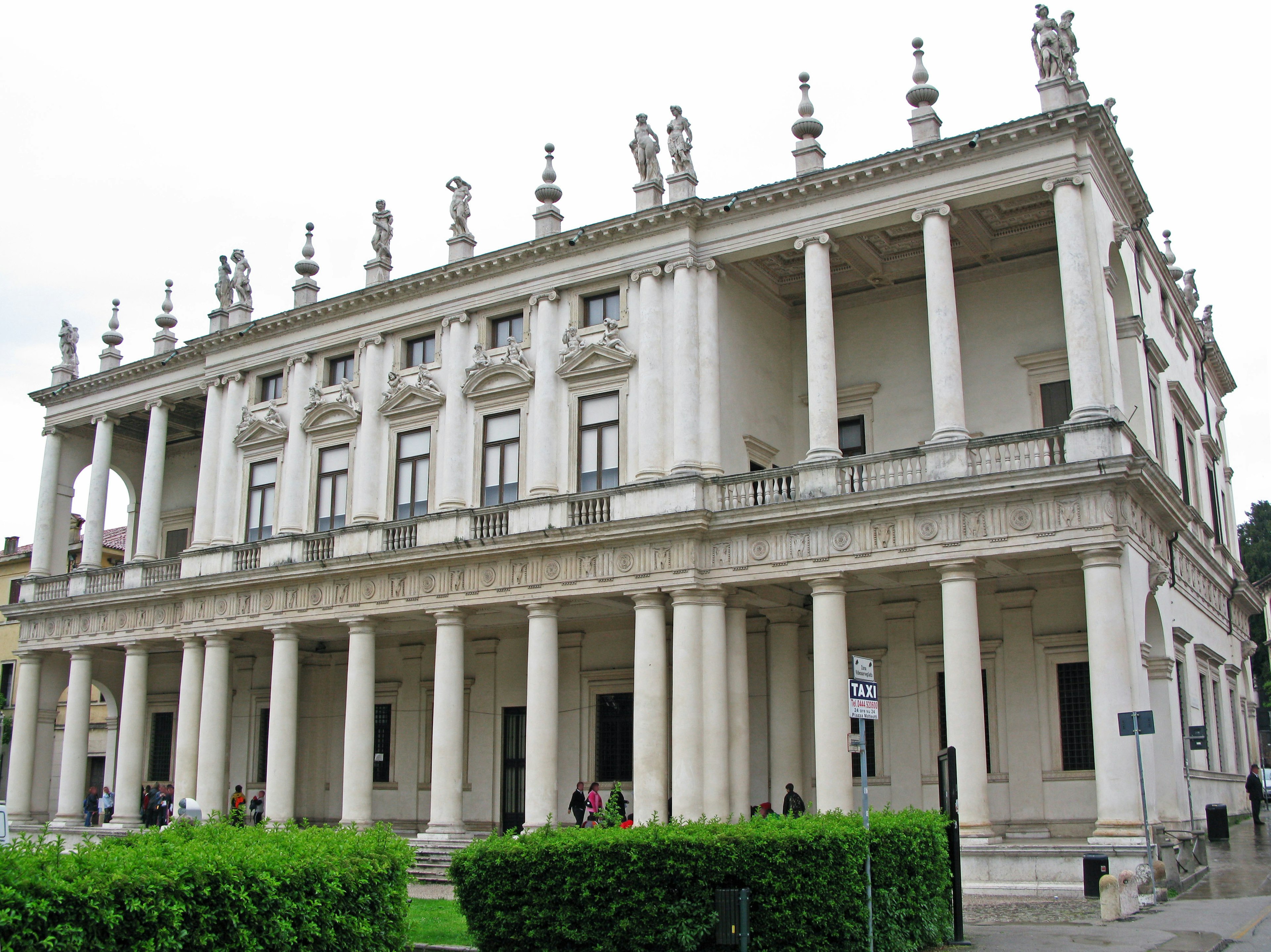 Bâtiment architectural classique italien avec de grandes colonnes et des sculptures