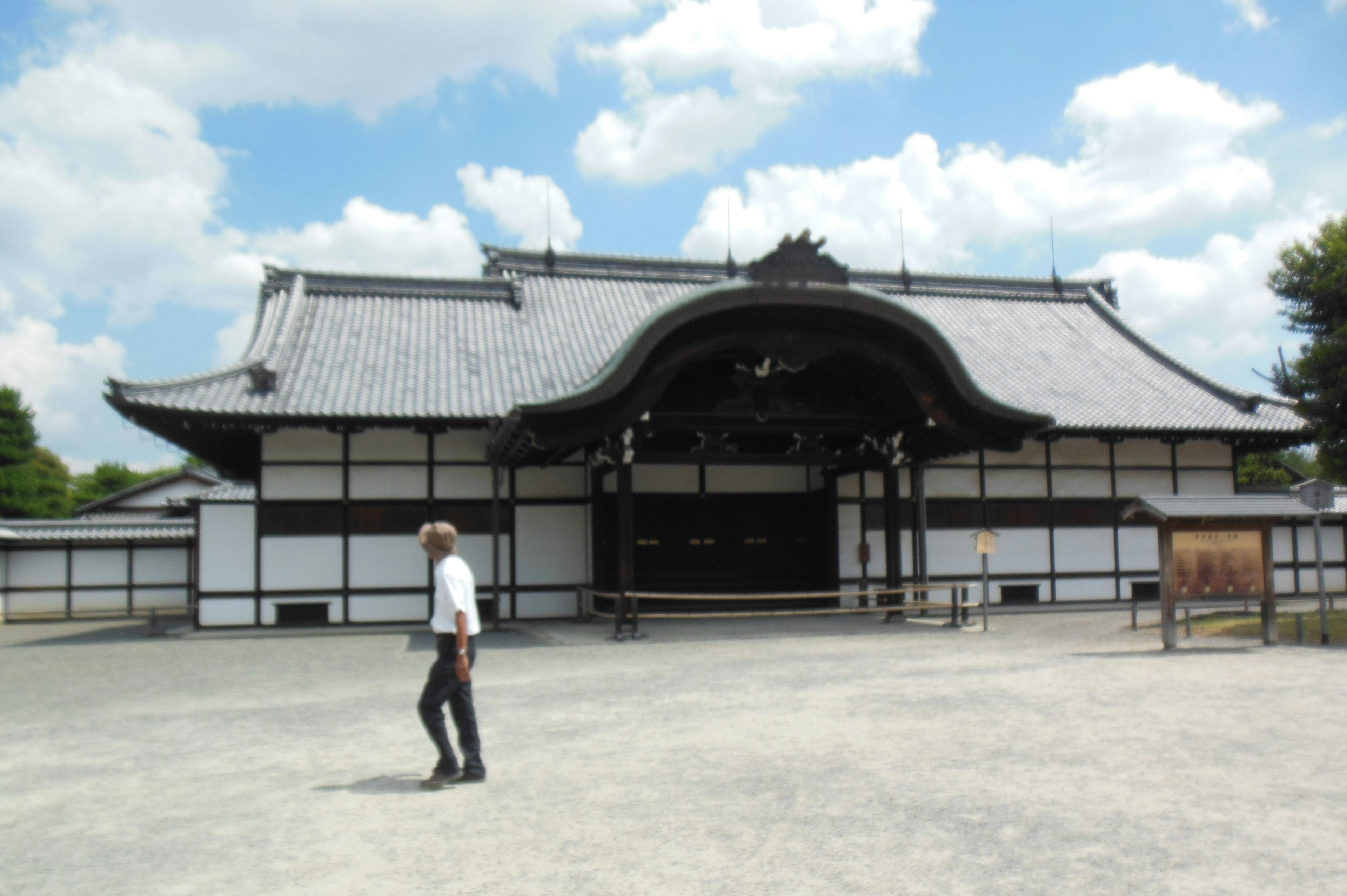 日本の伝統的な建築スタイルの大きな屋根を持つ建物と青空