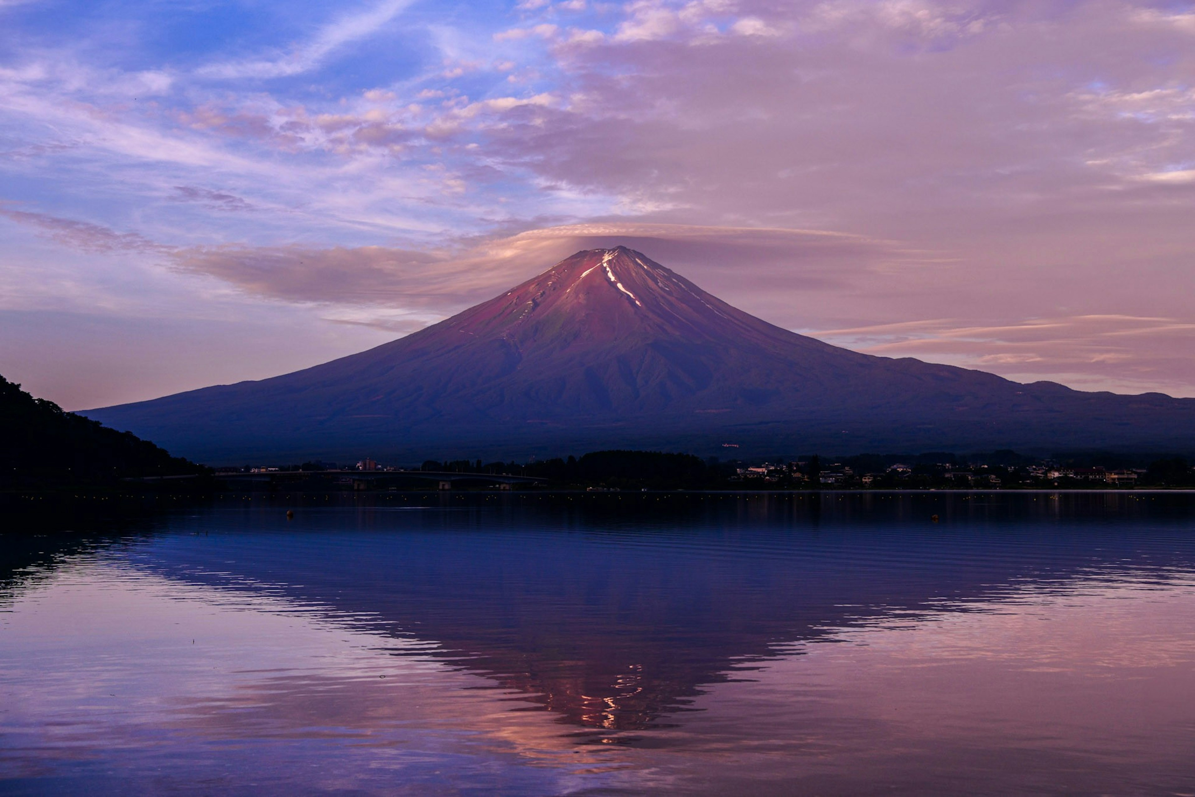 富士山の美しい反射が湖に映る夕暮れの景色