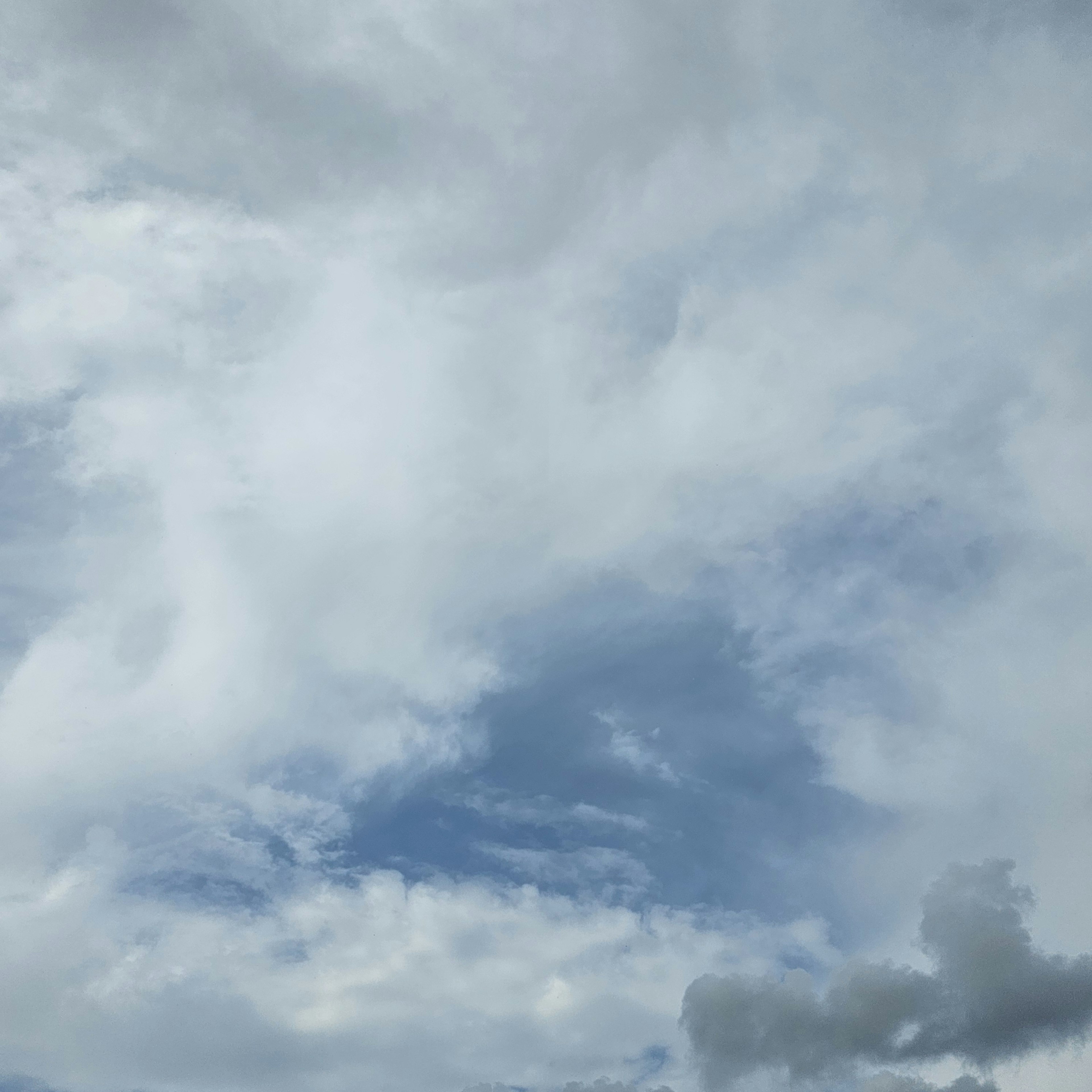 Una vista di un cielo nuvoloso con chiazze di blu