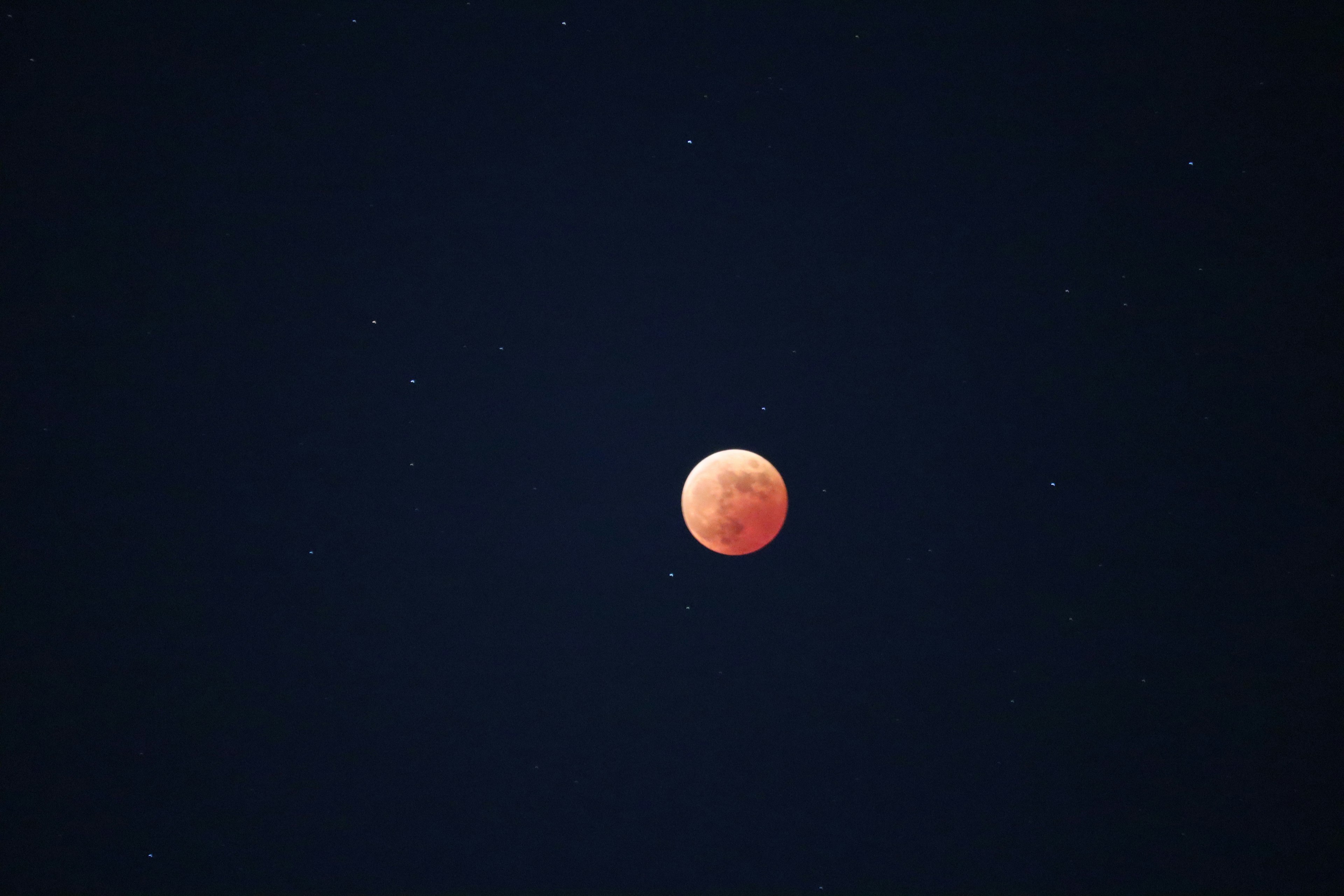 Luna roja en un cielo estrellado